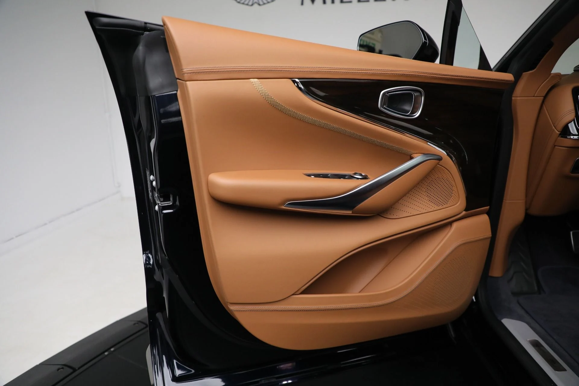 mph011_3503968633_New_2025_Aston_Martin_DBX_707_2b2cb484ce