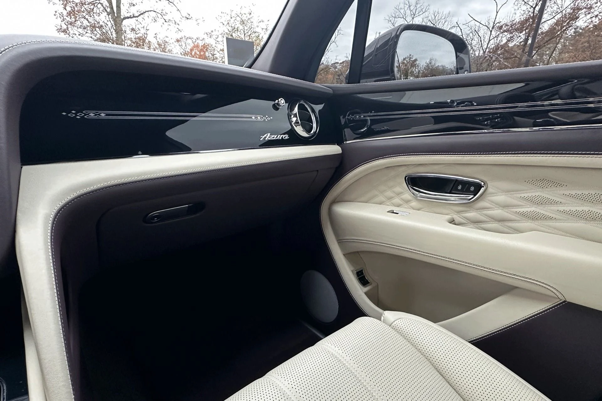 mph011_3511967708_Used_2024_Bentley_Bentayga_EWB_Azure_V8_1763042894_e2b705c146