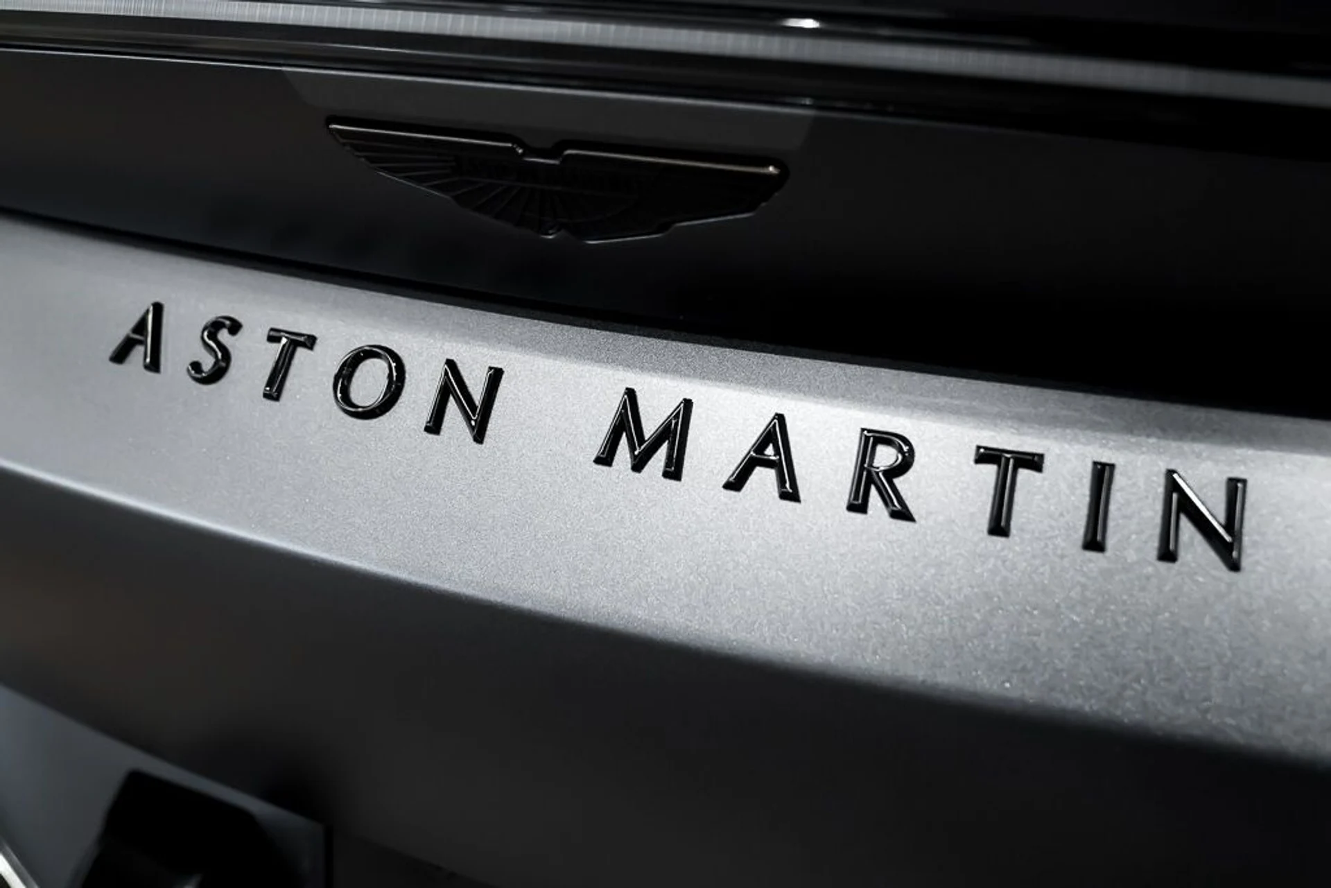 mph011_3529452737_aston_martin_vantage_2023_jpg_v_1758918548_0910a866d9