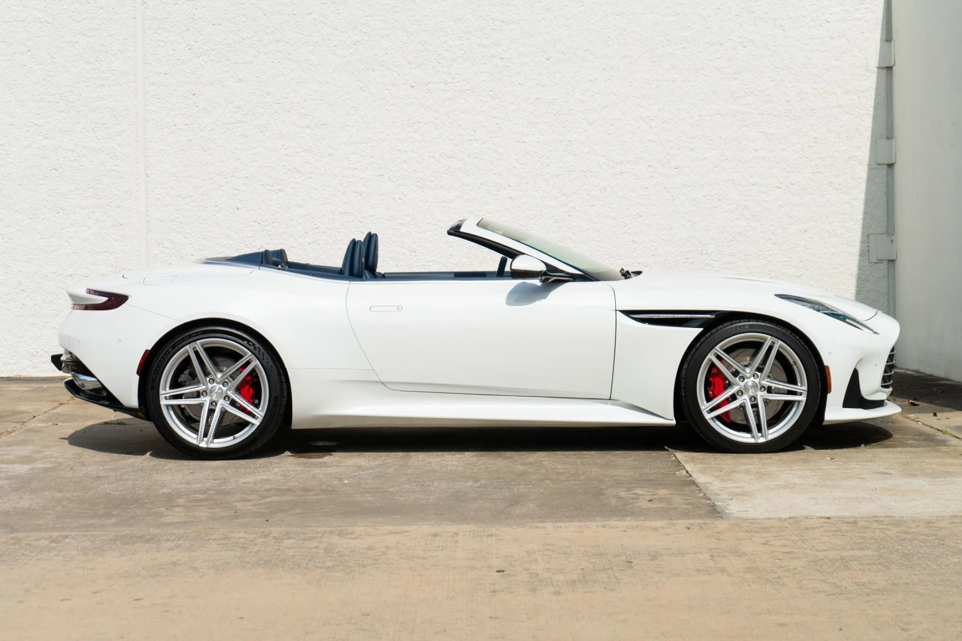 mph011_353863168_Used_2025_Aston_Martin_DB_12_Volante_1785884214_4f6a848eaf