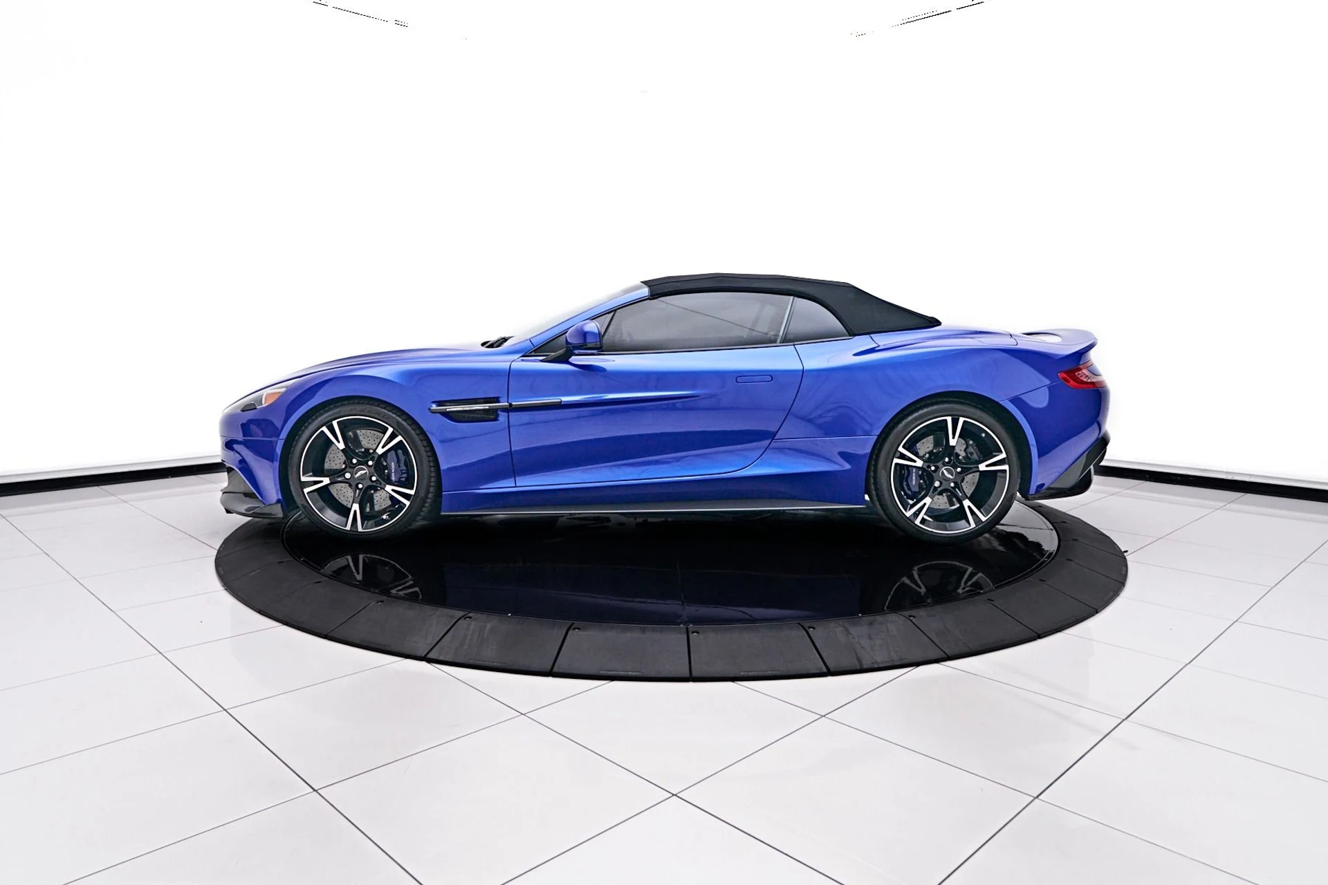 mph011_3558100411_Used_2018_Aston_Martin_Vanquish_Volante_1746134780_c9090f540e