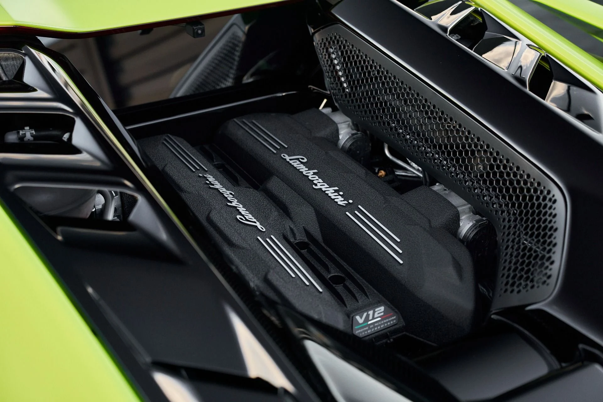 mph011_3591687131_Used_2024_Lamborghini_Revuelto_1763604698_073f181507