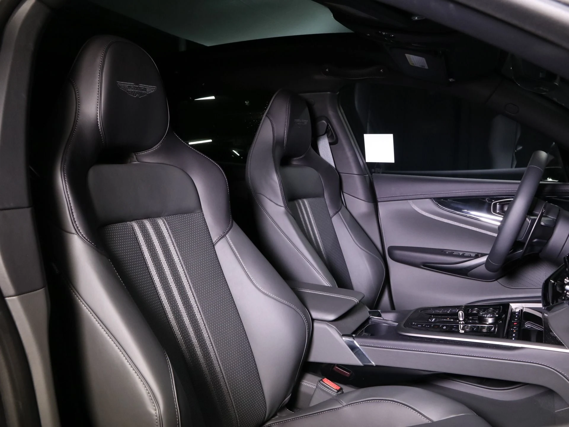 mph011_3610723125_New_2025_Aston_Martin_DBX_707_1768458252_bba5a5604a