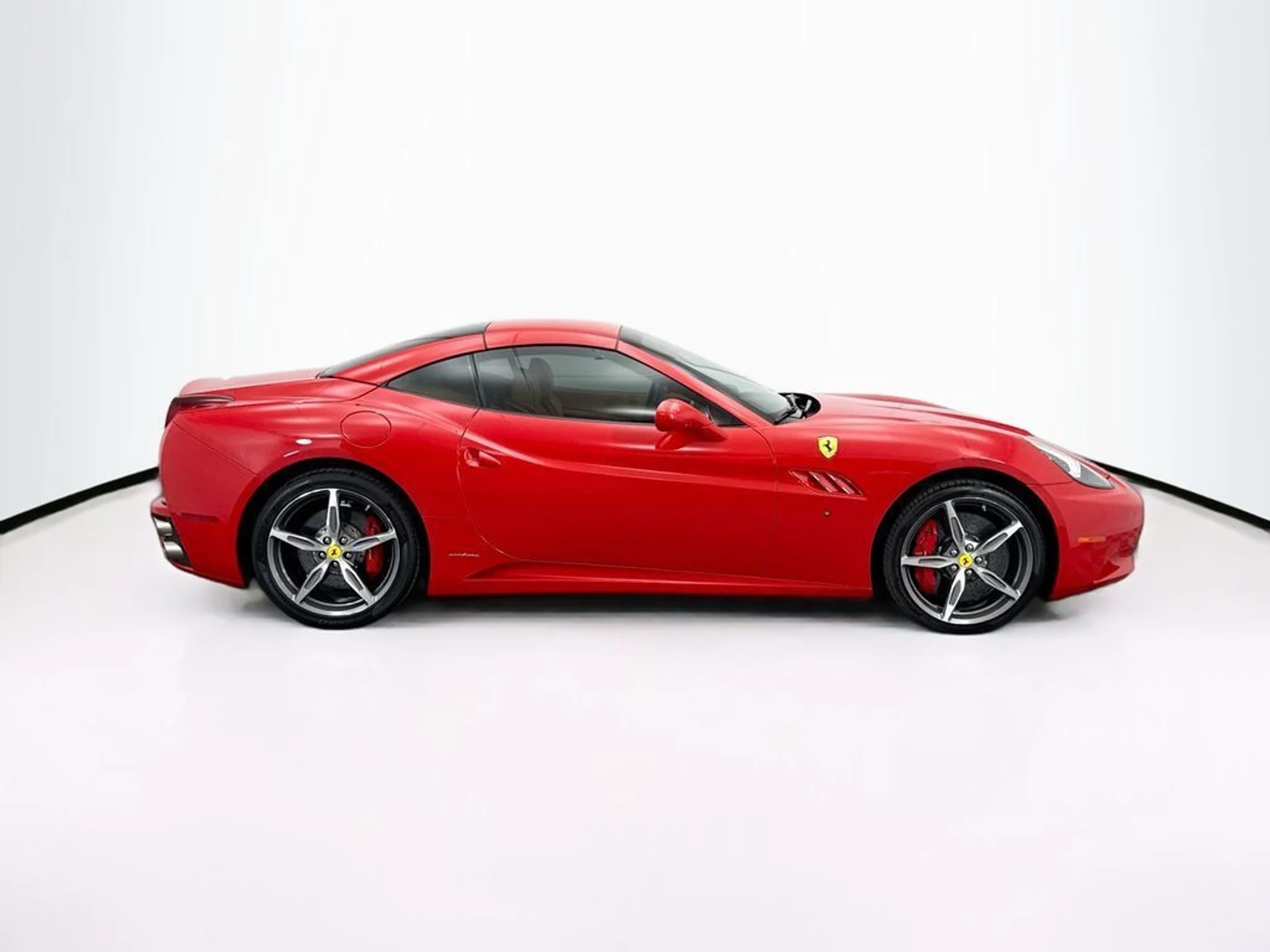 mph011_3630558302_used_2014_ferrari_california_2drconvertible_8119_22996020_12_1024_11113b86fd