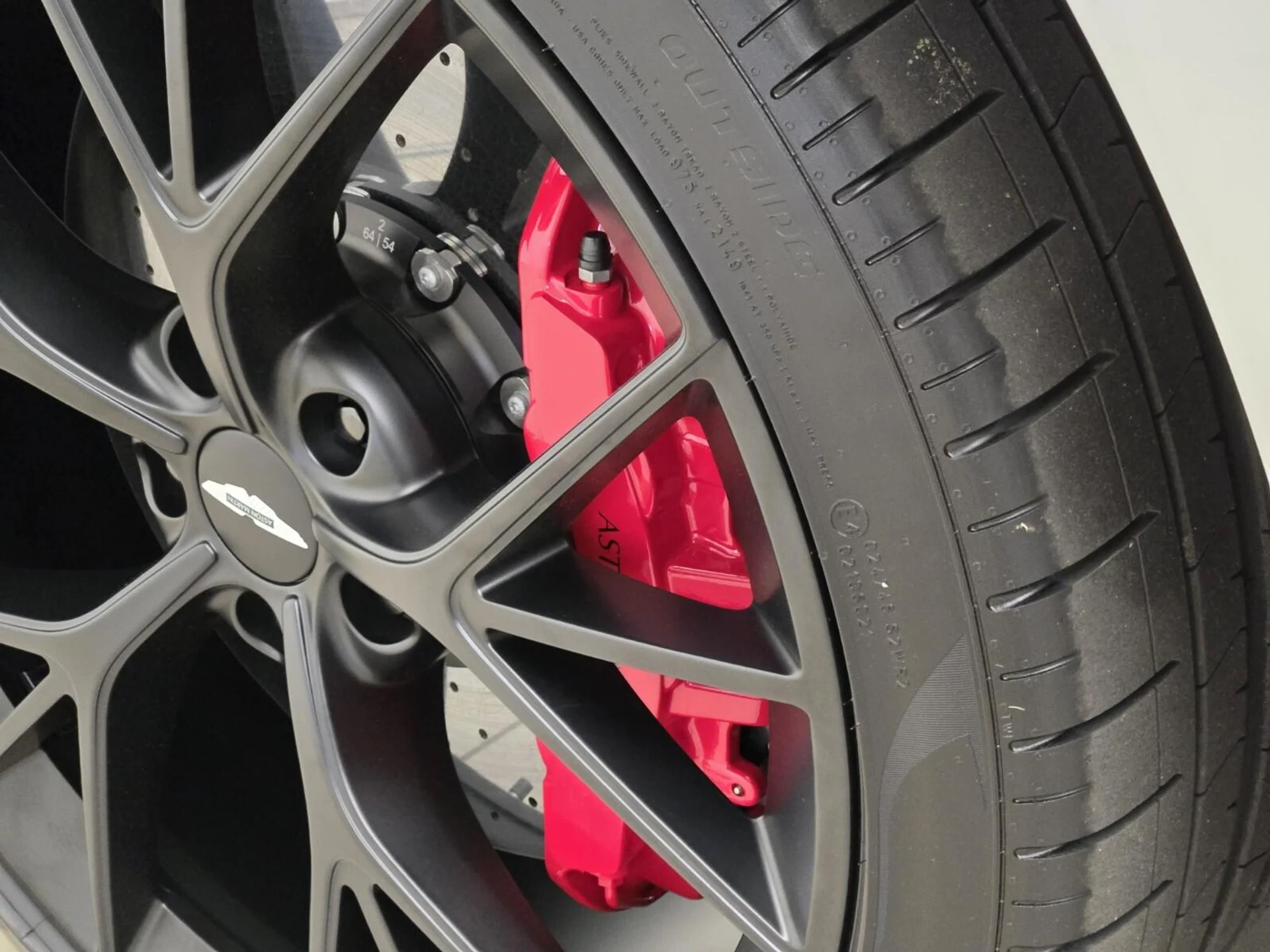 mph011_365324917_New_2026_Aston_Martin_DBX_S_1776835383_d24f8369bf