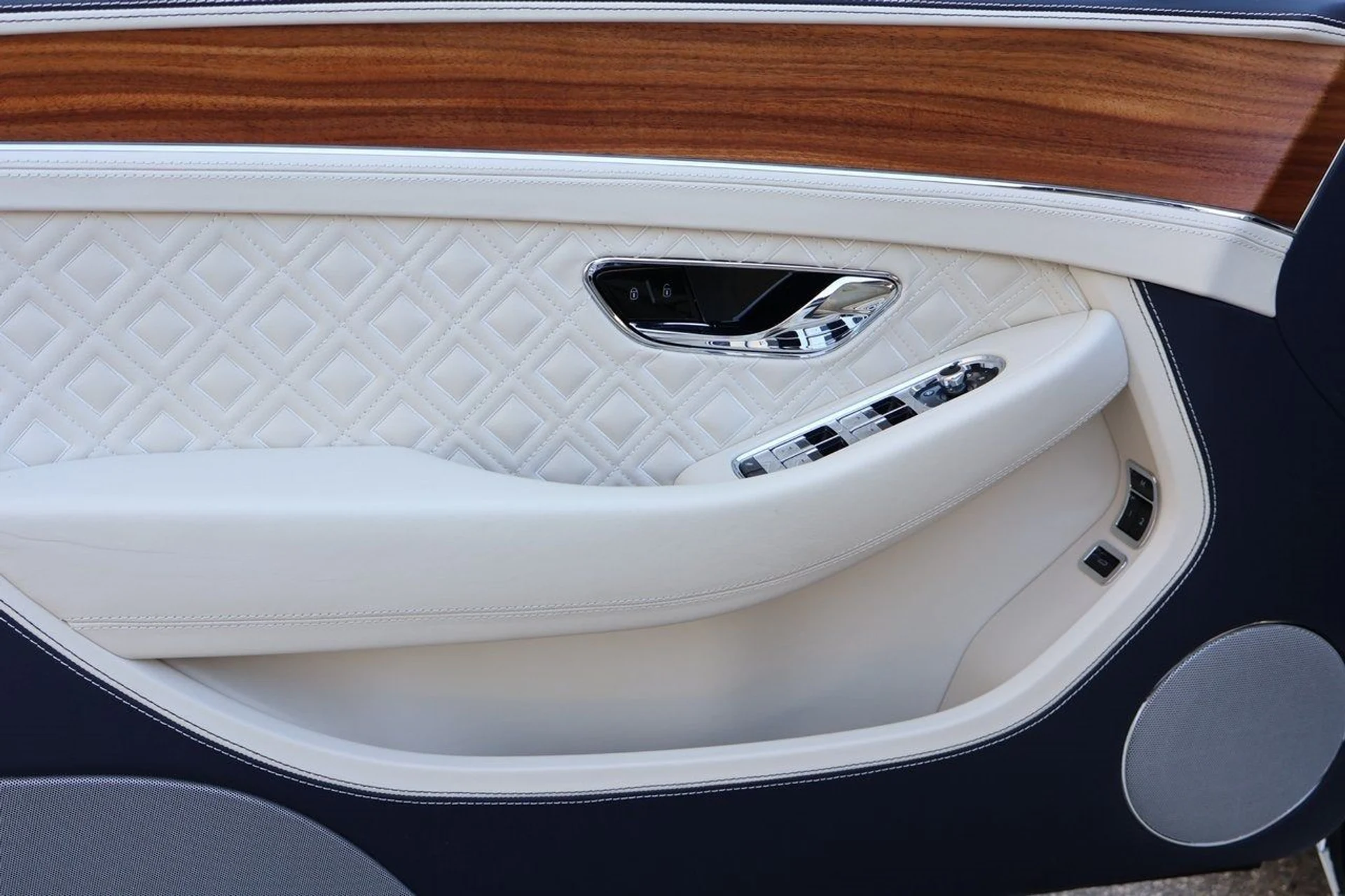 mph011_3656313947_12_a83c558889