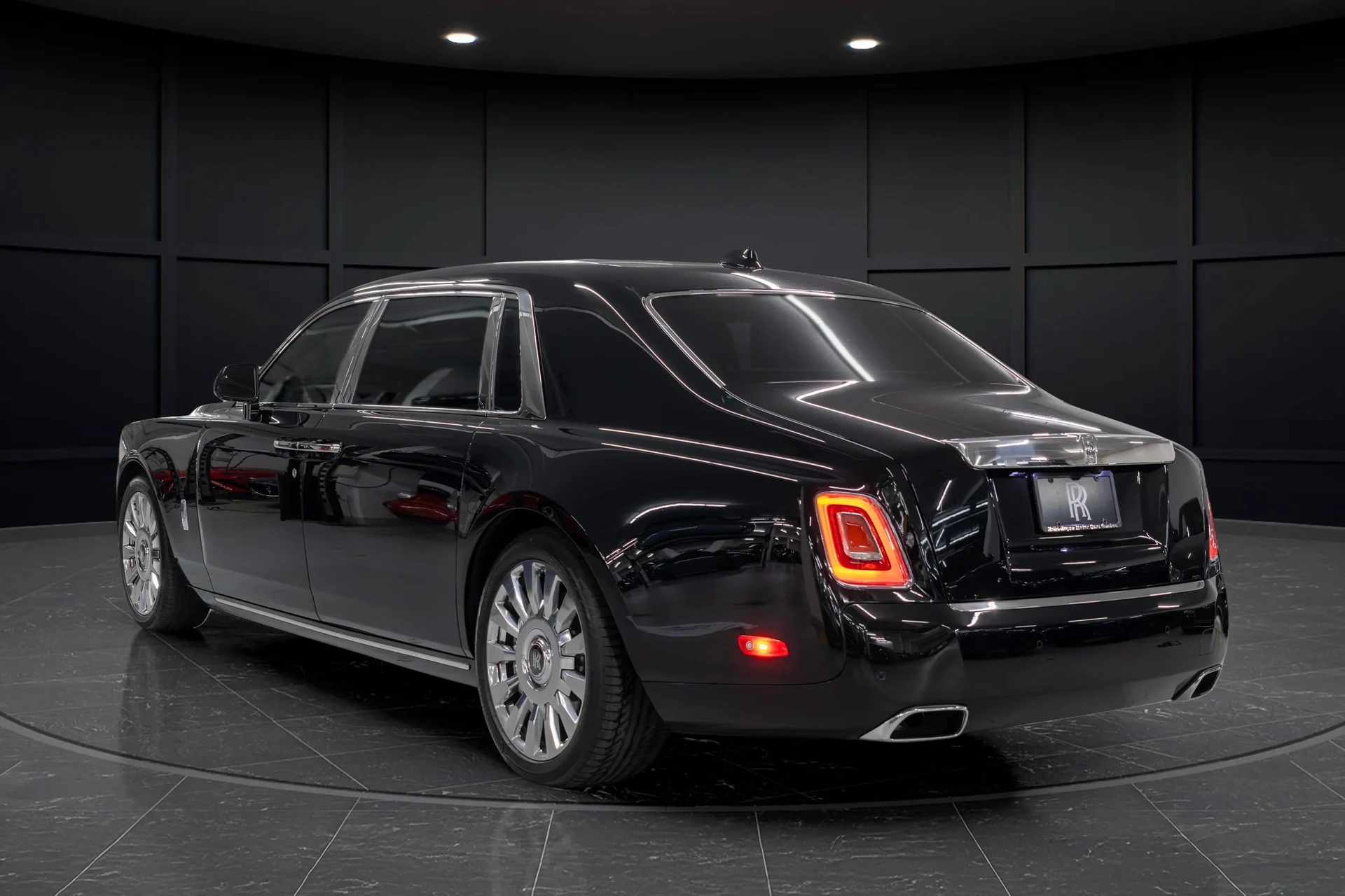 mph011_3659877844_a8ecc527_89c0_4143_a545_dd31055caee9_202420_Rolls_Royce20_Phantom20_Extended20_Wheelbase2028_SCATT_8_C02_RU_22331429_10_619855bf40