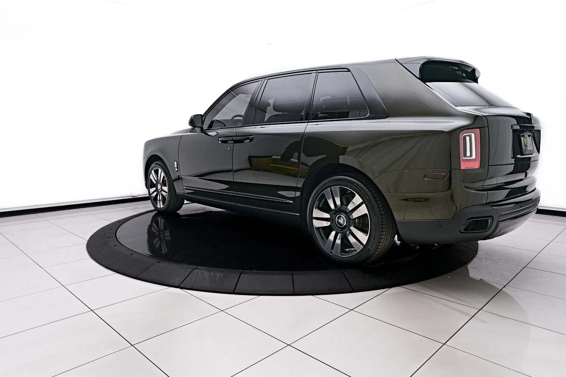 mph011_3664177328_Used_2024_Rolls_Royce_Cullinan_Base_1757032532_8f4be9f5f2