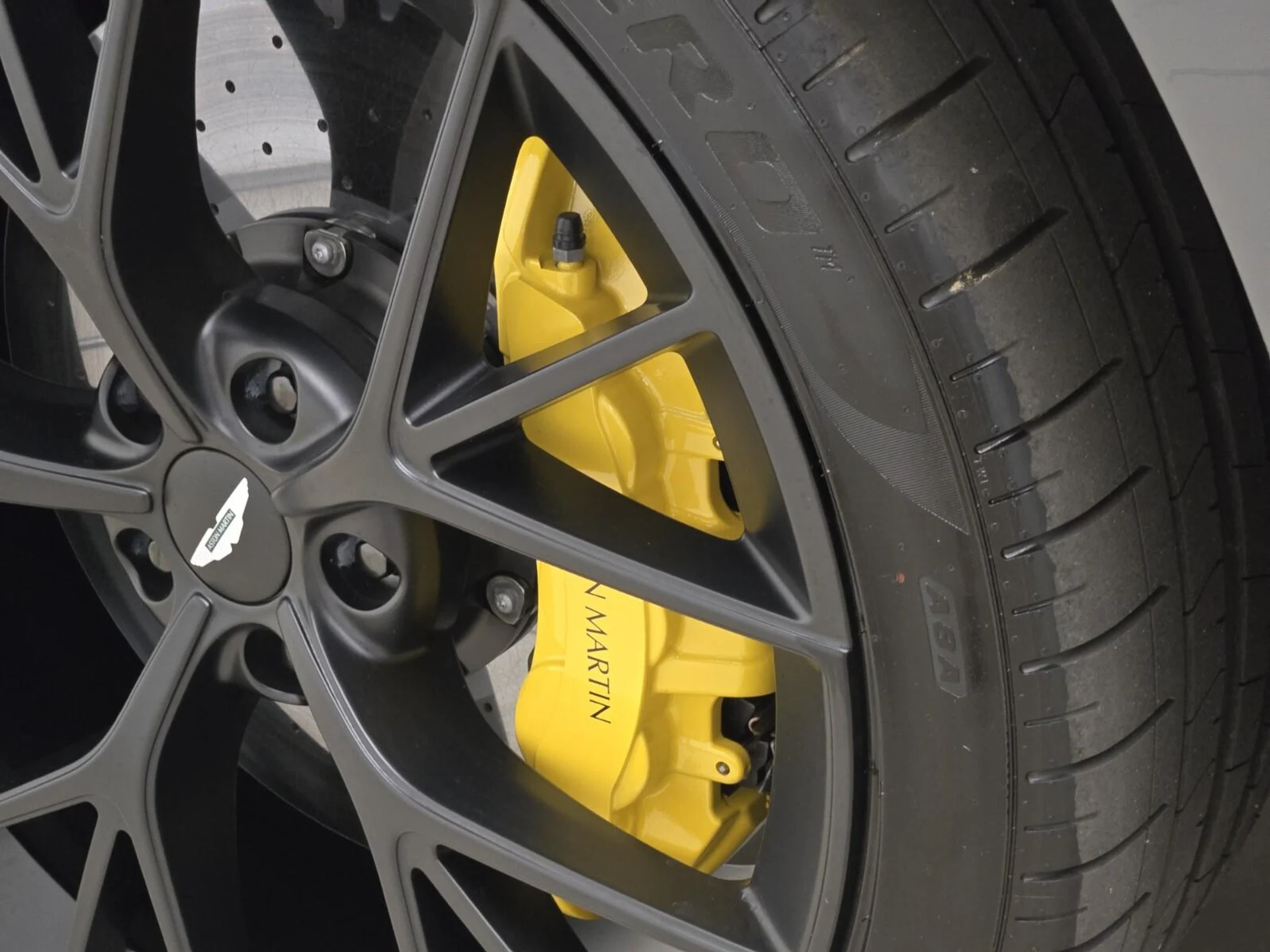 mph011_3673832535_New_2026_Aston_Martin_DBX_S_1782364675_8e1a4b2cea