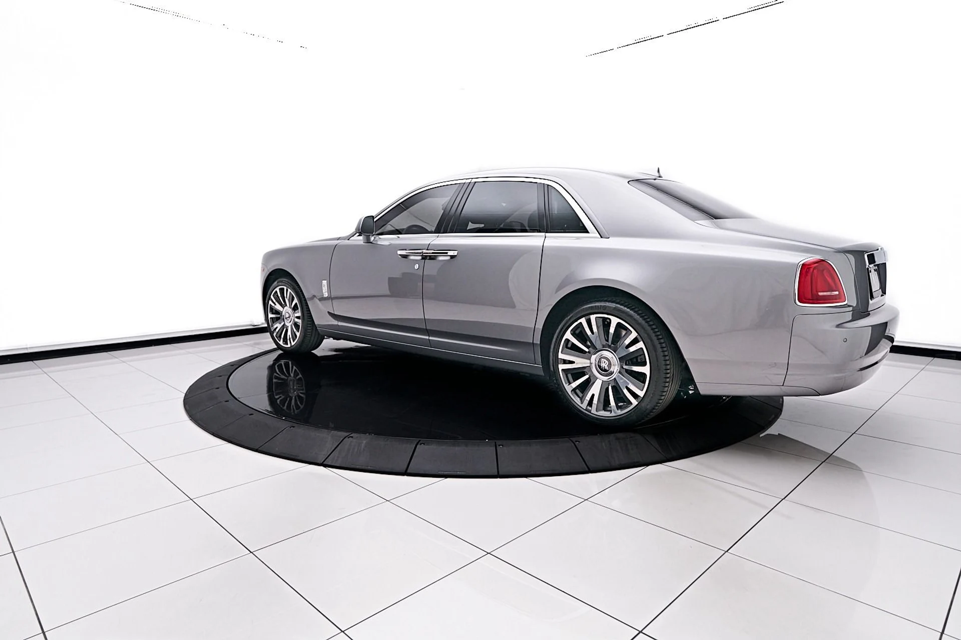 mph011_3707061818_Used_2019_Rolls_Royce_Ghost_Base_1744847276_d1f42a67e4