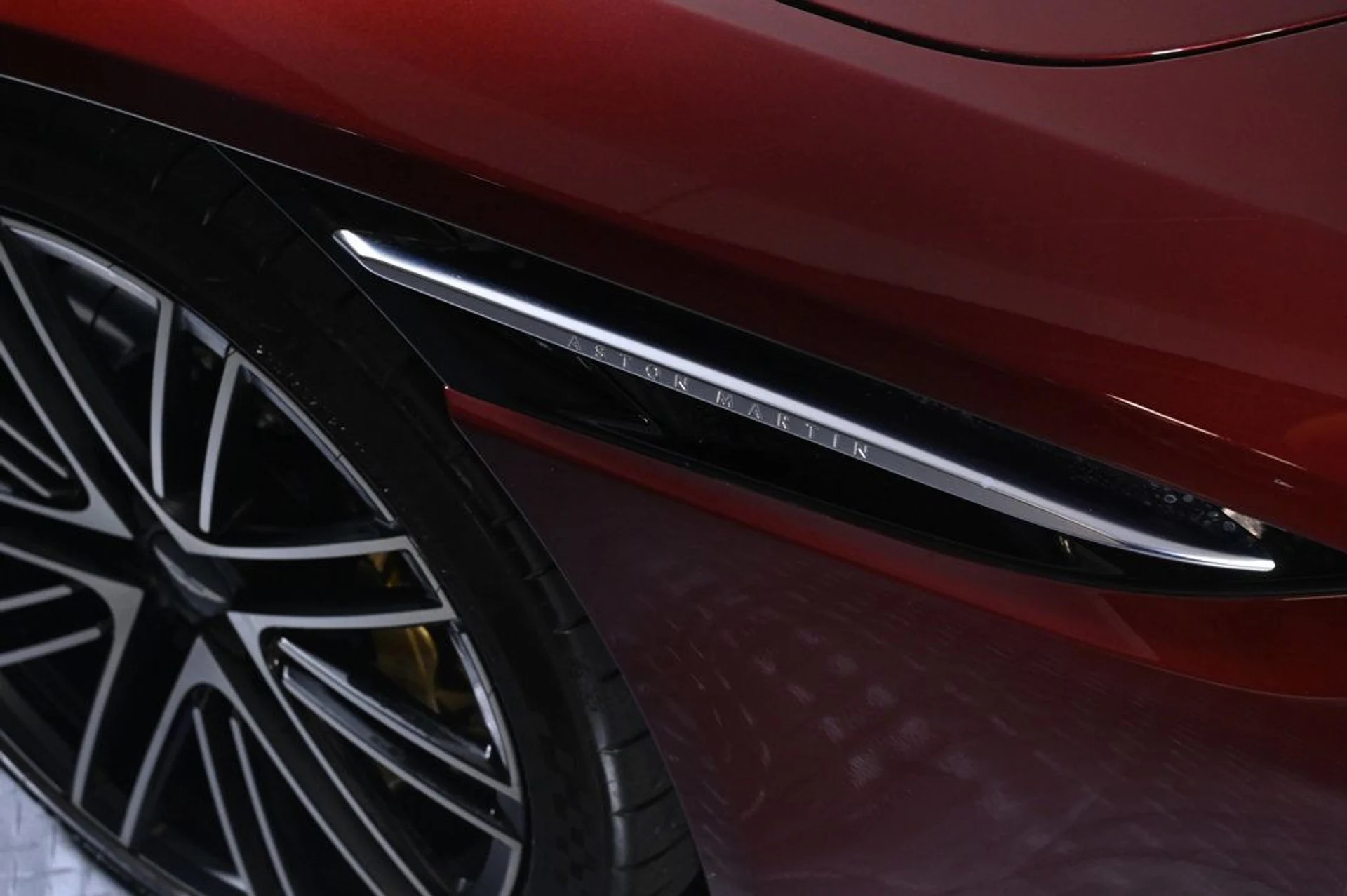 mph011_3710884541_used_2024_aston_martin_db12_coupe_11350_23000409_11_1024_08de2bbc94