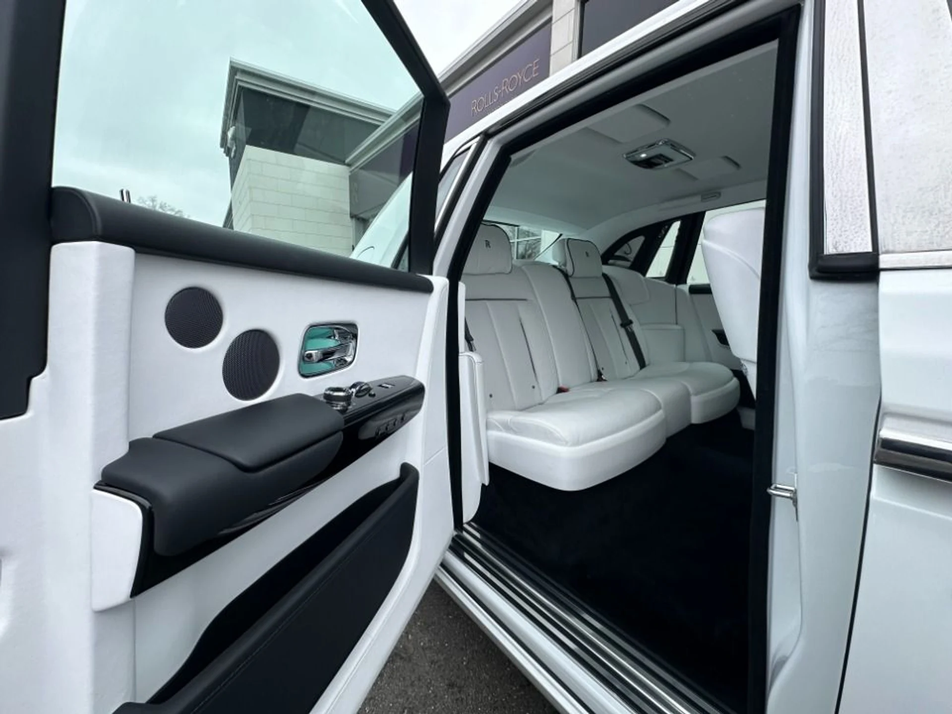 mph011_3756946766_Used_2022_Rolls_Royce_Phantom_1773436164_3c679039b9