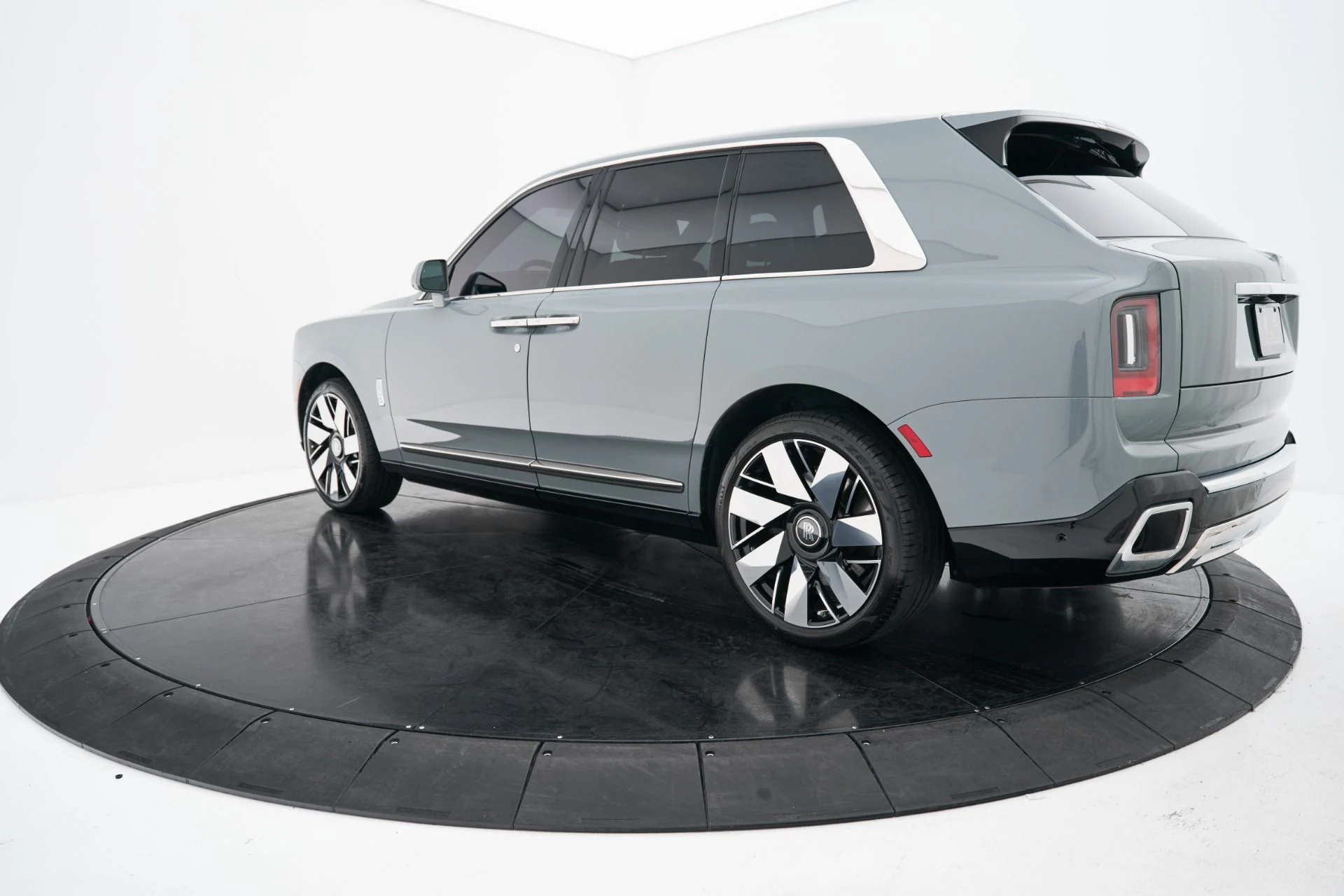 mph011_3766703982_Used_2025_Rolls_Royce_Cullinan_Base_1792628391_f09eb499b8