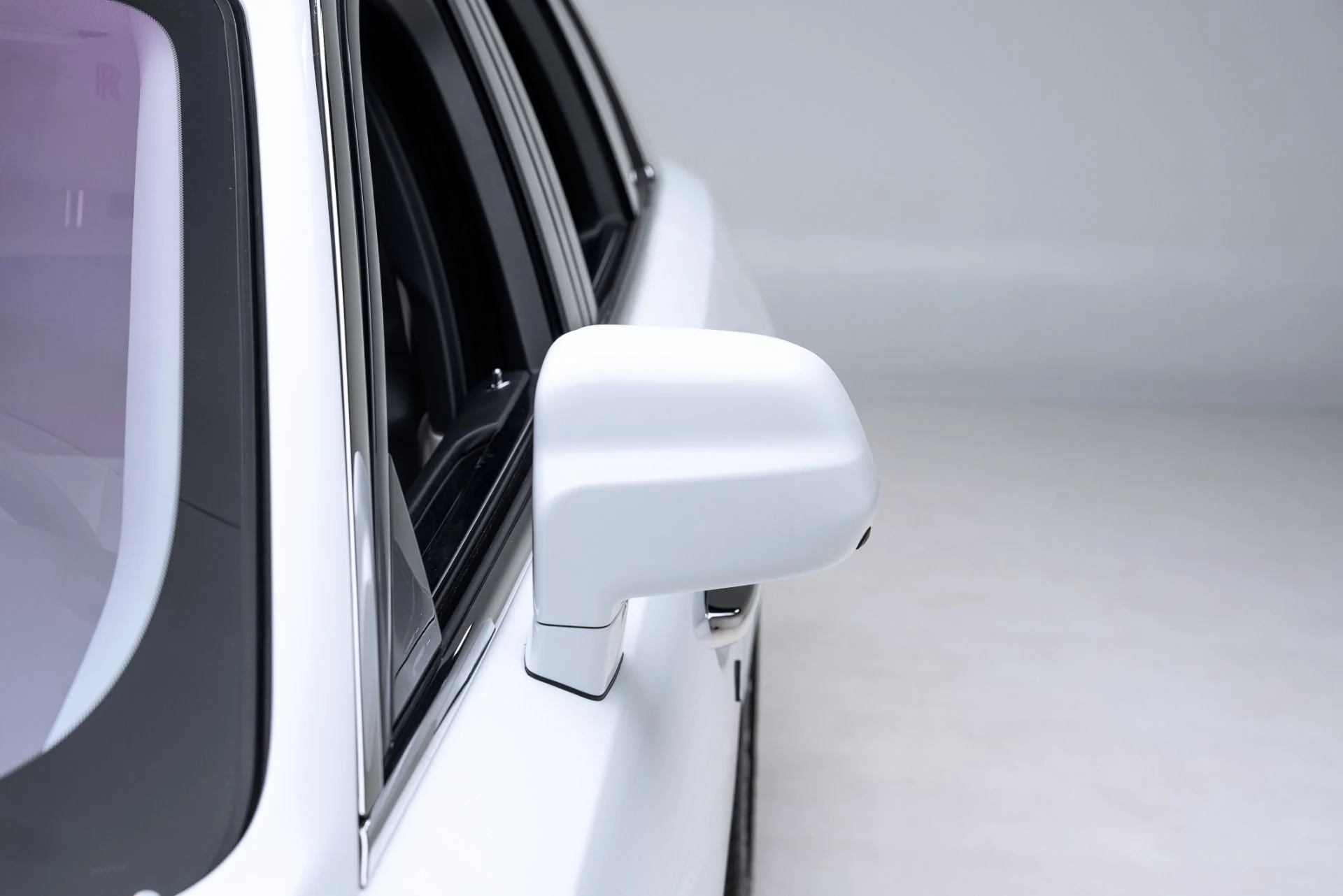 mph011_3776182637_Used_2022_Rolls_Royce_Ghost_1775153205_570a2545b9