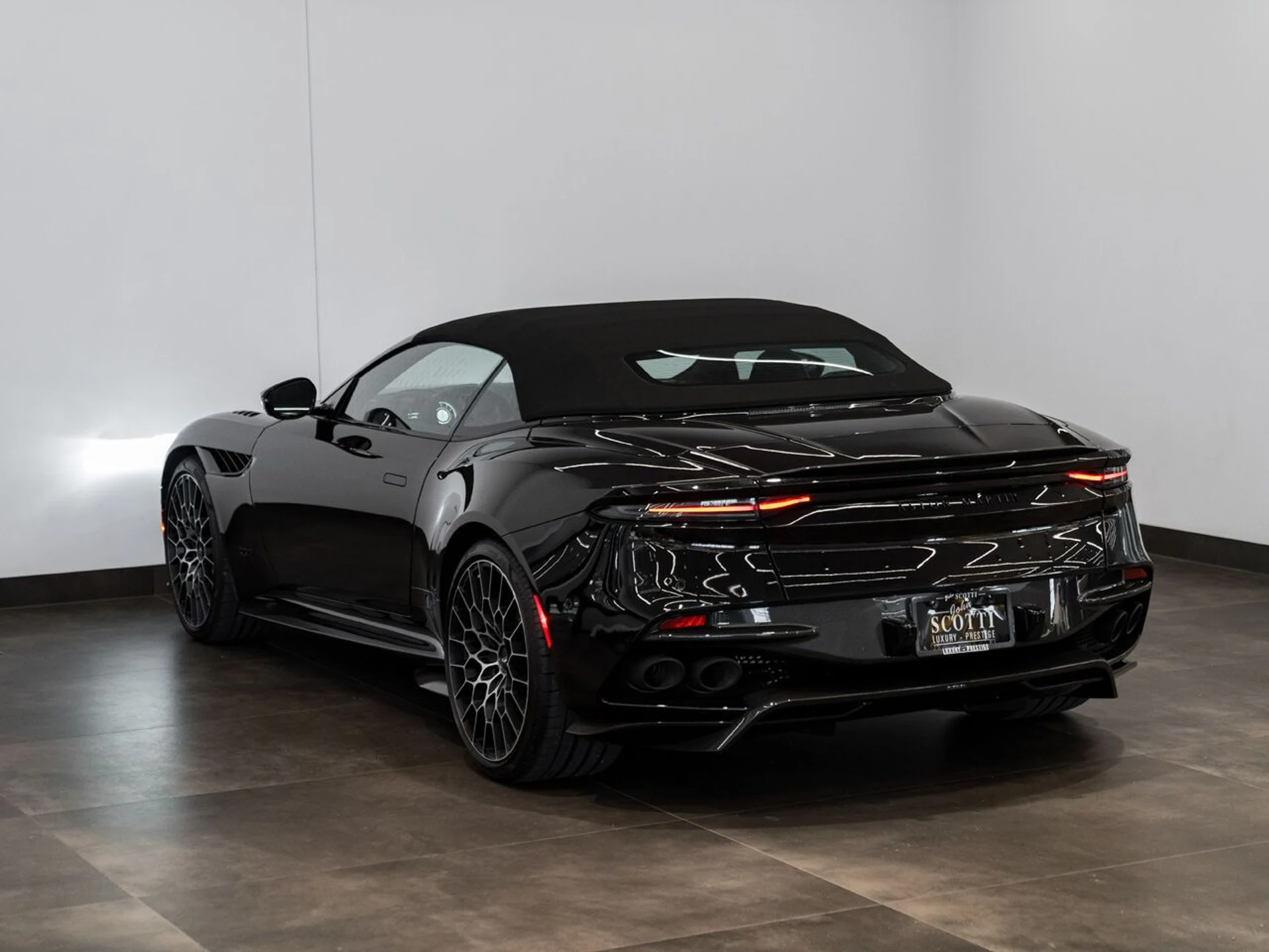 mph011_3788689831_aston_martin_dbs_2023_jpg_v_1758918548_5106257985