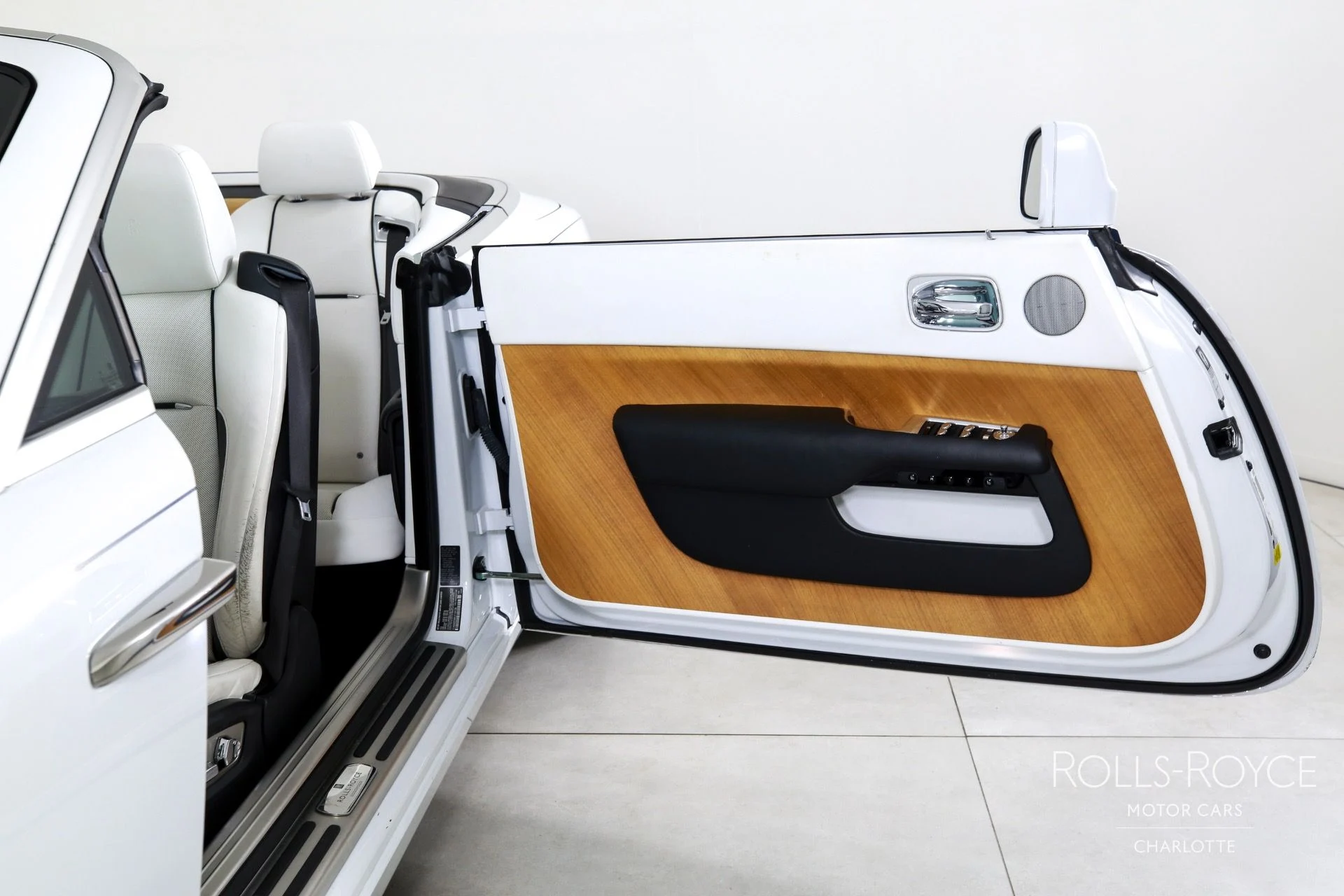 mph011_378954127_Used_2019_Rolls_Royce_Dawn_1750192508_4e6530900f