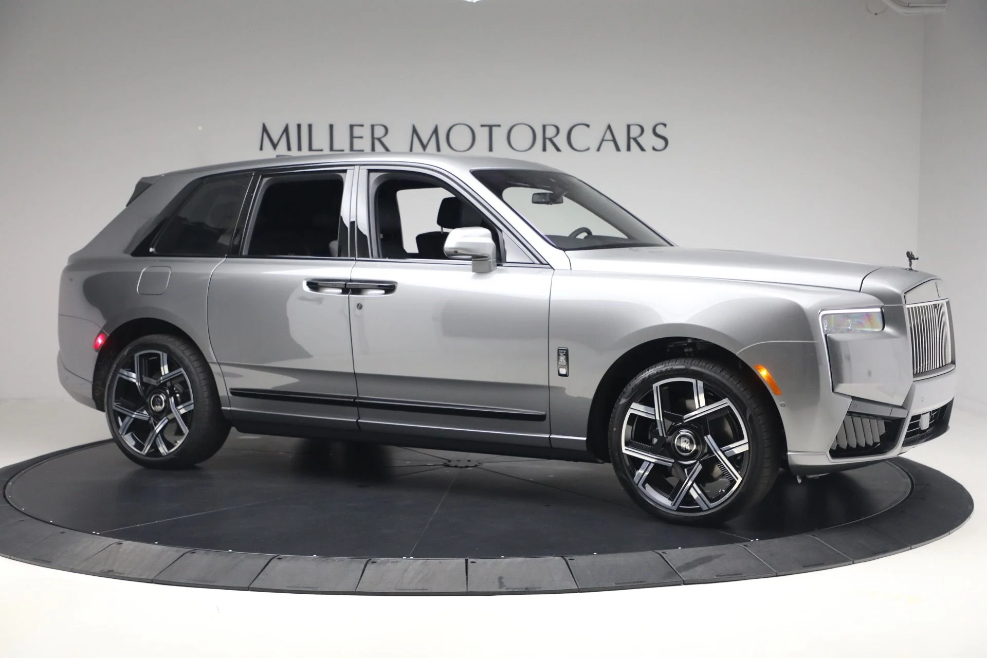 mph011_3790557558_New_2027_Rolls_Royce_Black_Badge_Cullinan_c8d6983aab