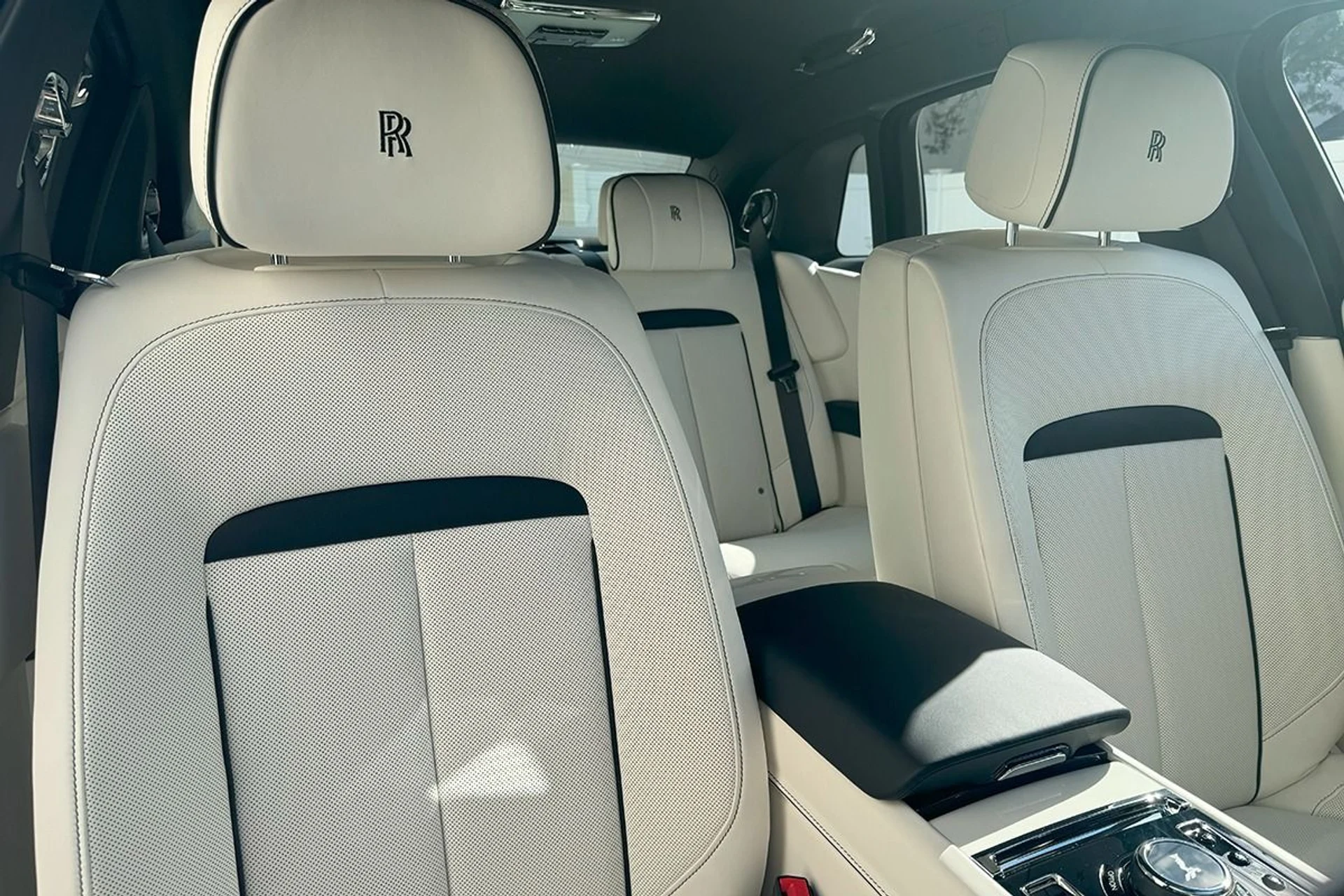 mph011_3827561192_Used_2025_Rolls_Royce_Ghost_1740557144_ef859f6cf4