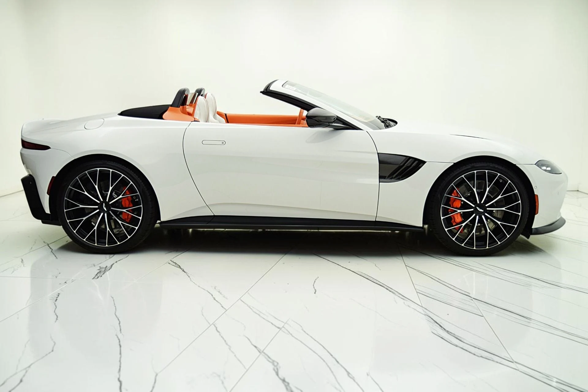 mph011_3859803026_Used_2023_Aston_Martin_Vantage_Roadster_c25c00b02d