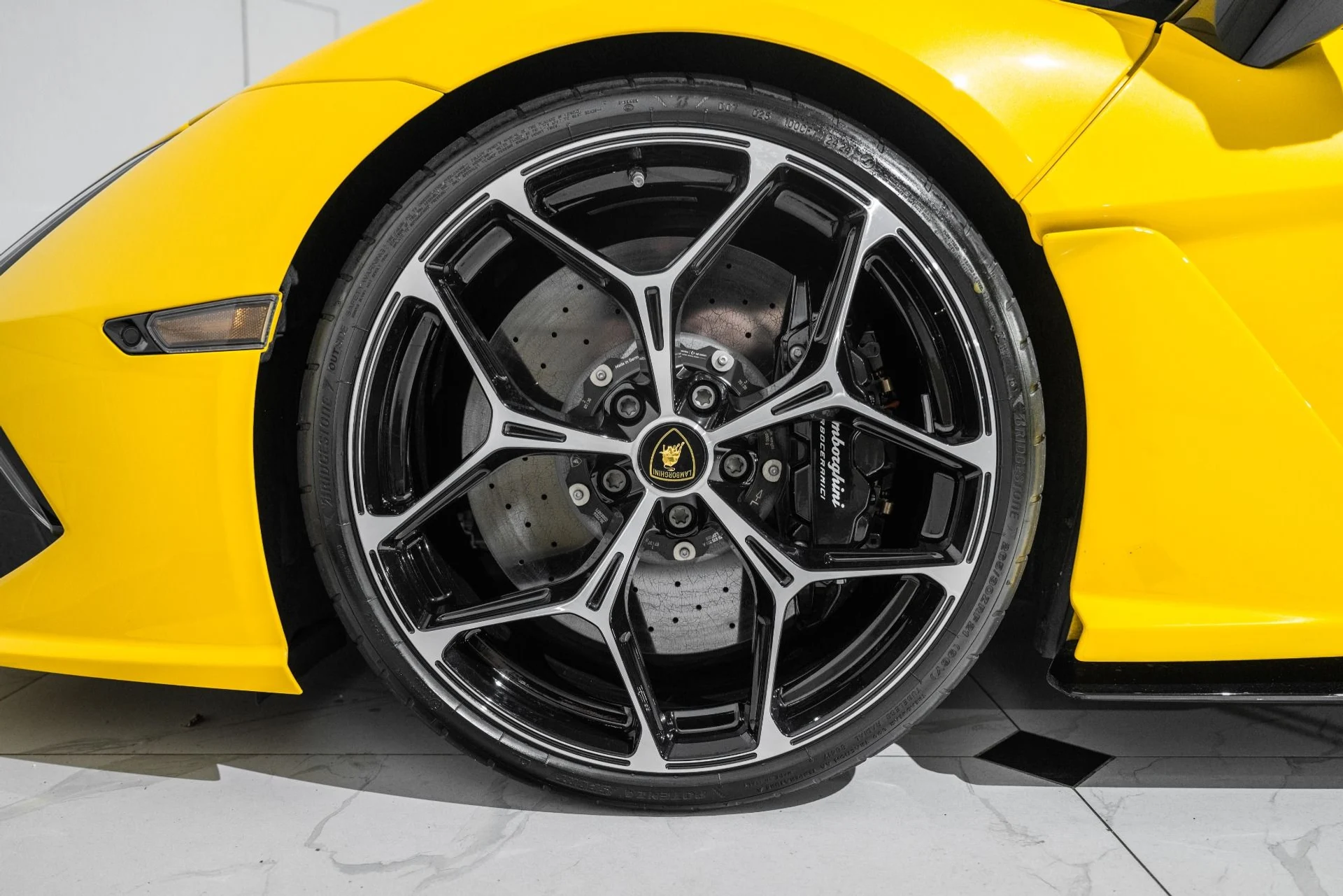 mph011_3884331052_Used_2024_Lamborghini_Revuelto_1760974364_8639b9a54a