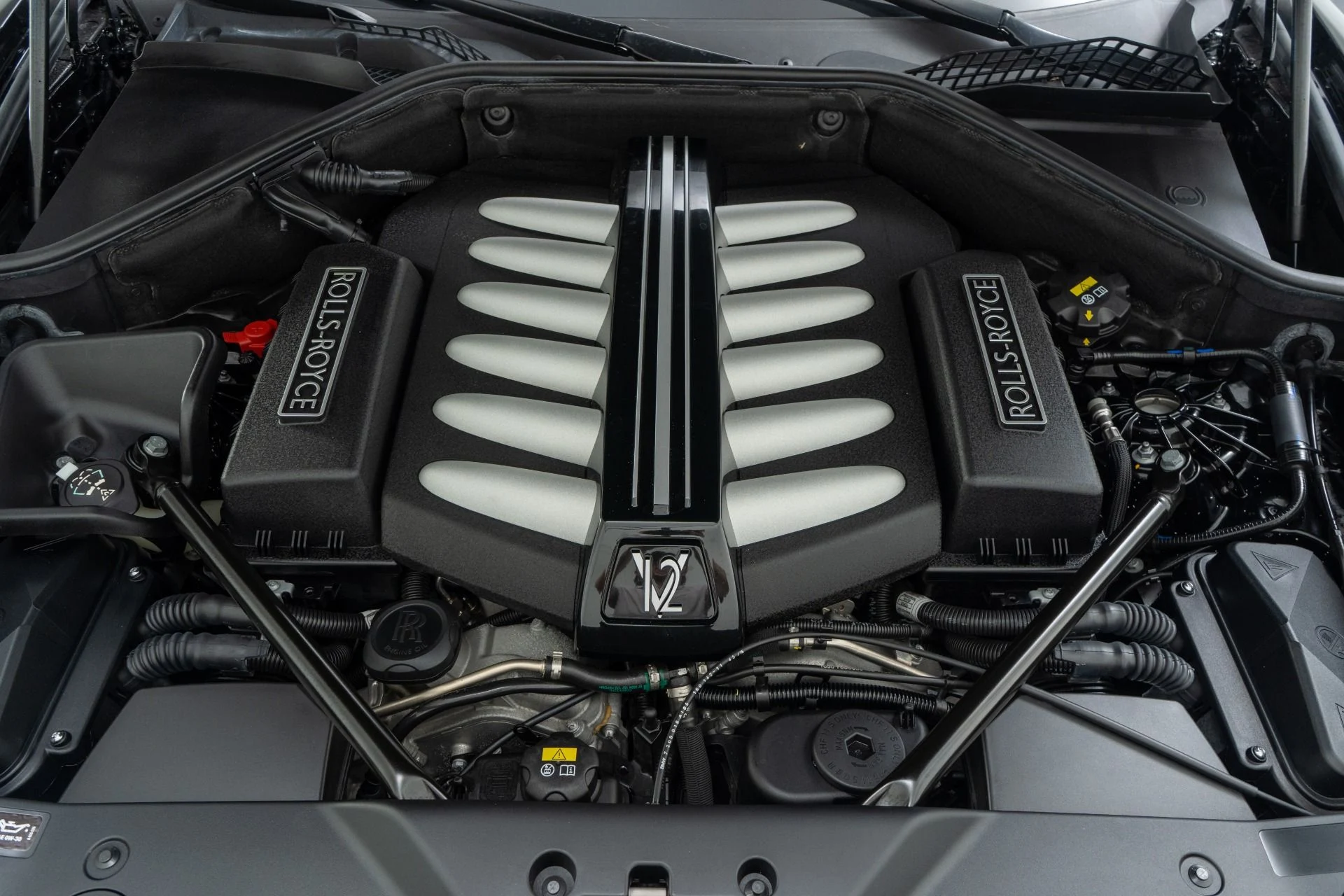 mph011_3891542114_Used_2017_Rolls_Royce_Ghost_Extended_Wheelbase_393_K_MSRP_Two_Tone_Paint_Rear_Chiller_1774532559_29d30c2568