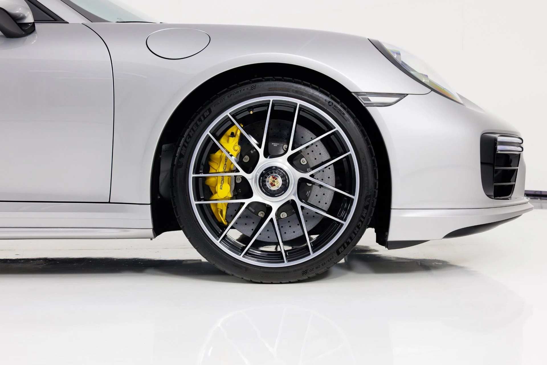 mph011_3909611414_Used_2019_Porsche_911_Turbo_S_1770314005_12fb0fc9e0