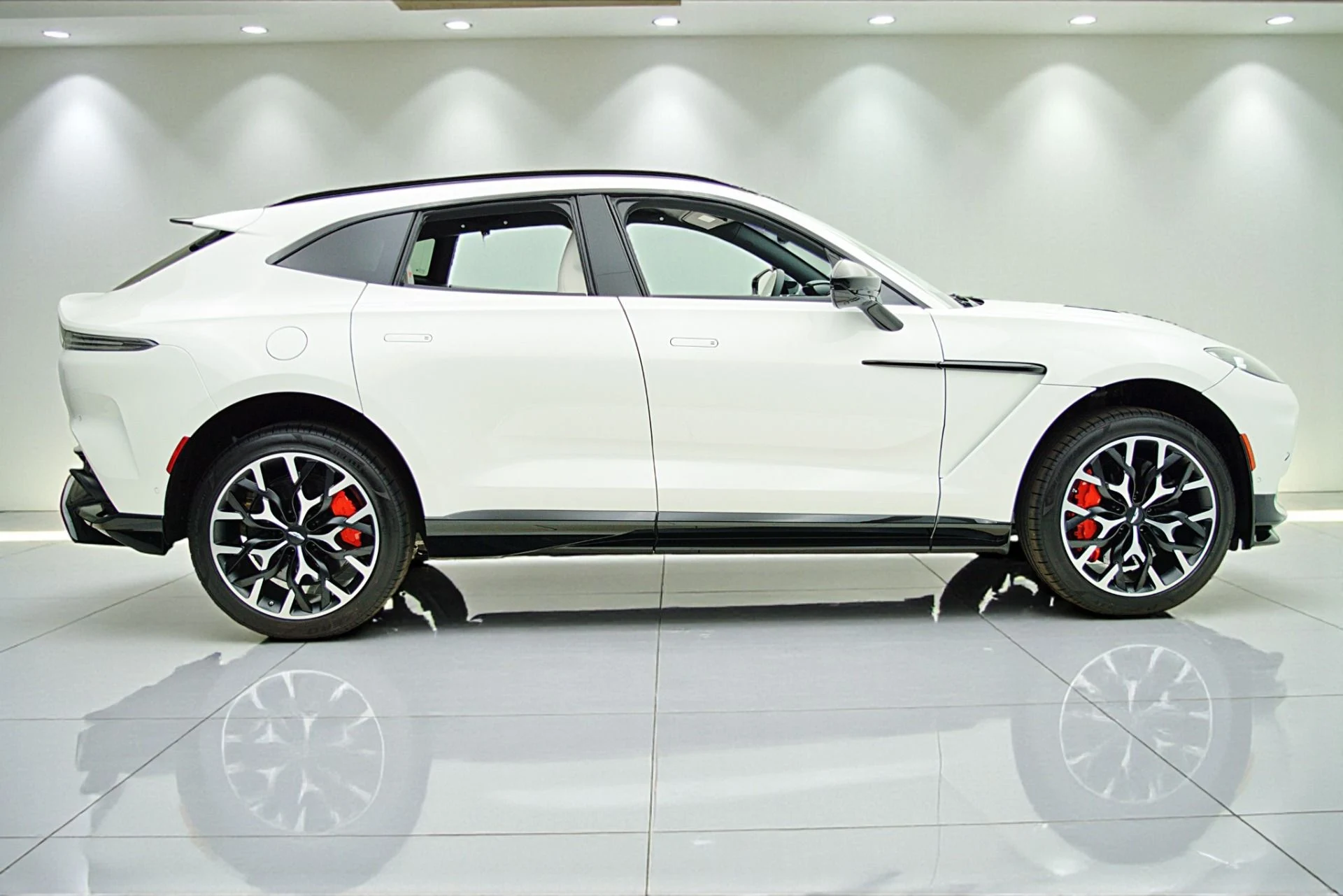 mph011_3916693017_Used_2023_Aston_Martin_DBX_707_dfae20dd47