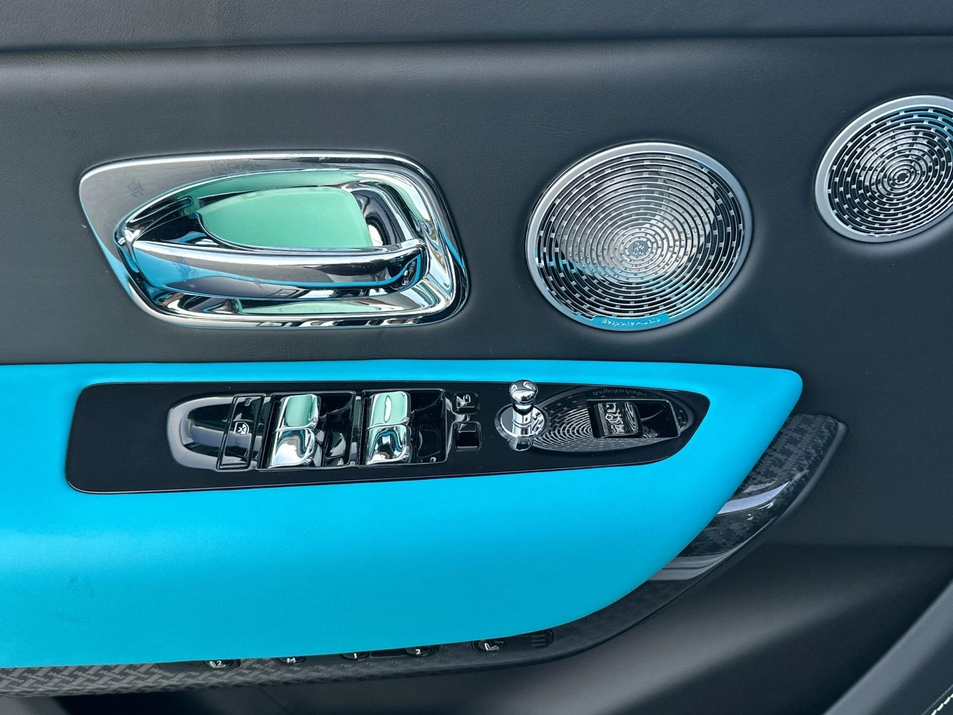 mph011_3923275314_New_2026_Rolls_Royce_Black_Badge_Cullinan_1765013307_7eda90ea0a