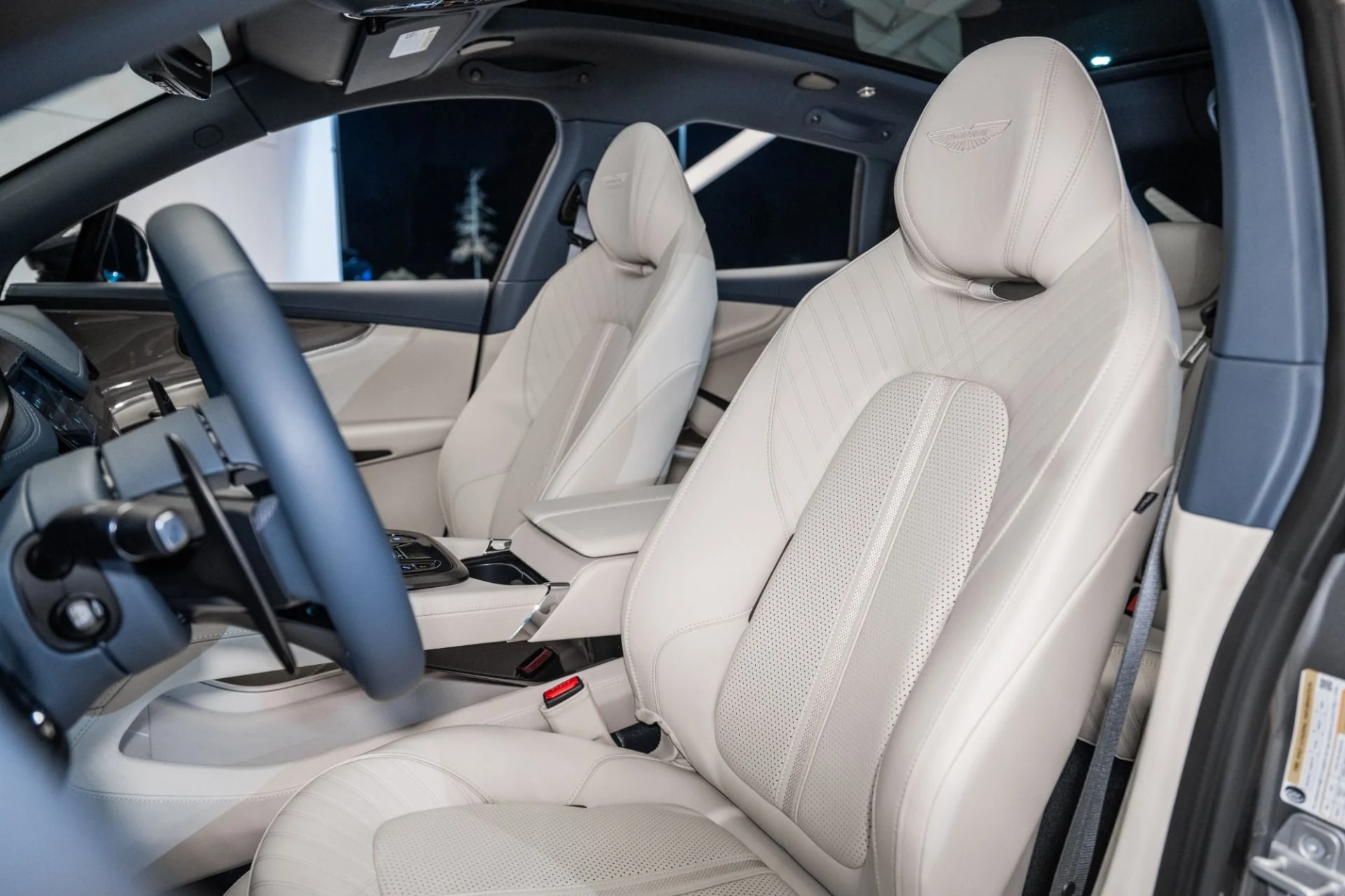 mph011_3927868937_Used_2025_Aston_Martin_DBX_707_1734711890_8fb9880c6e