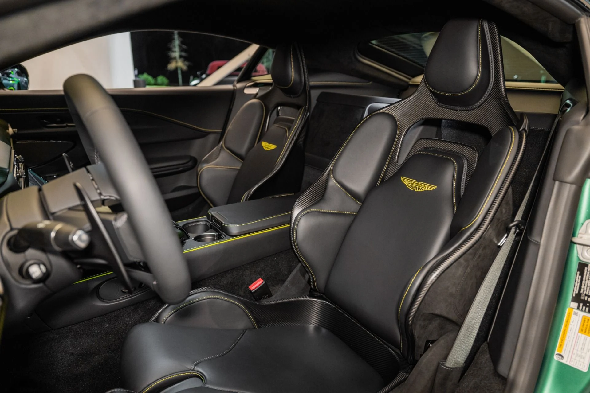 mph011_3933580262_Used_2025_Aston_Martin_Vantage_Coupe_1734713589_06645ece57