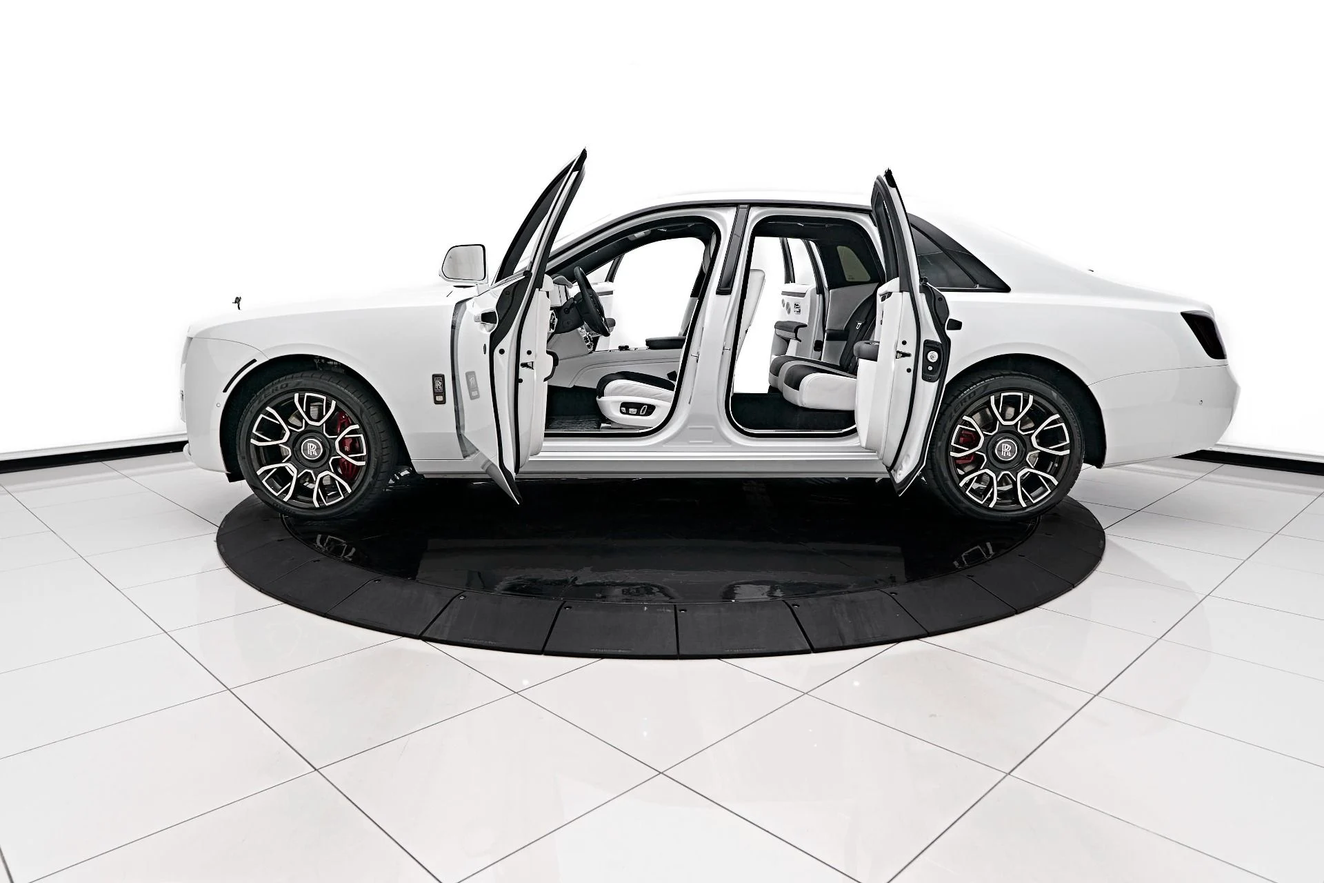 mph011_3952840582_Used_2022_Rolls_Royce_Ghost_Black_Badge_1717623621_fee24fcedc
