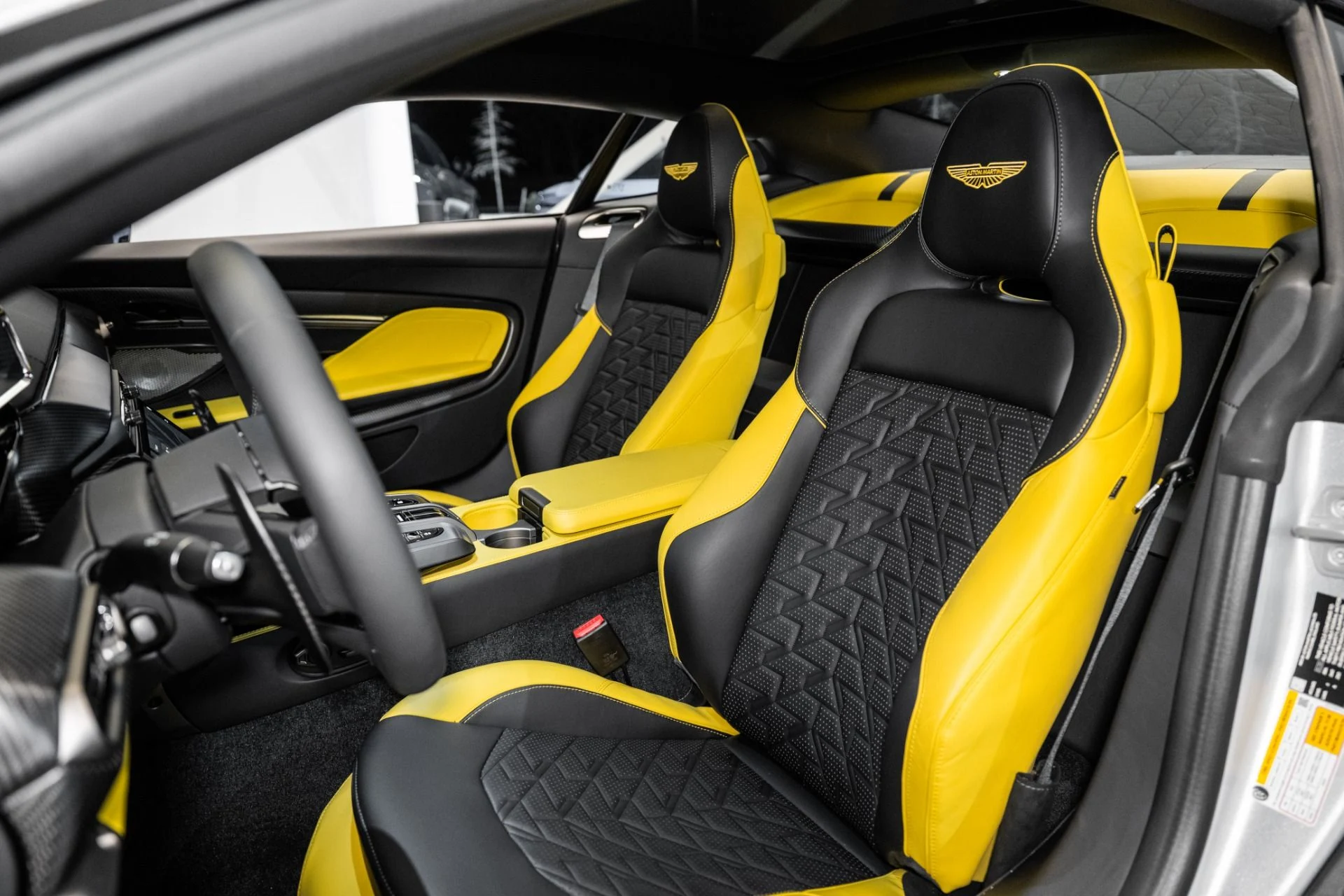 mph011_3982014647_Used_2025_Aston_Martin_Vanquish_1741191405_5c53d454d6