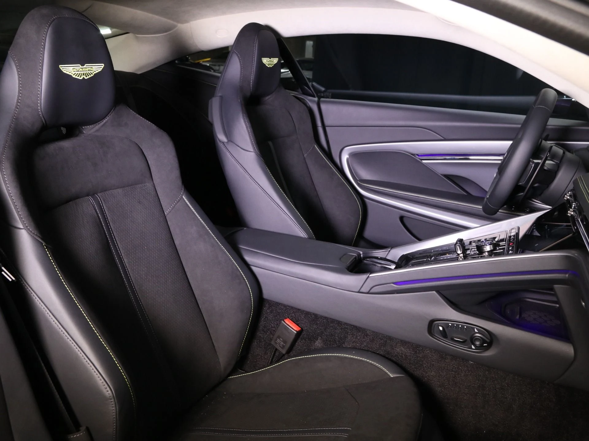 mph011_3987567972_New_2025_Aston_Martin_DB_12_1763585556_e5f5b6f4ee