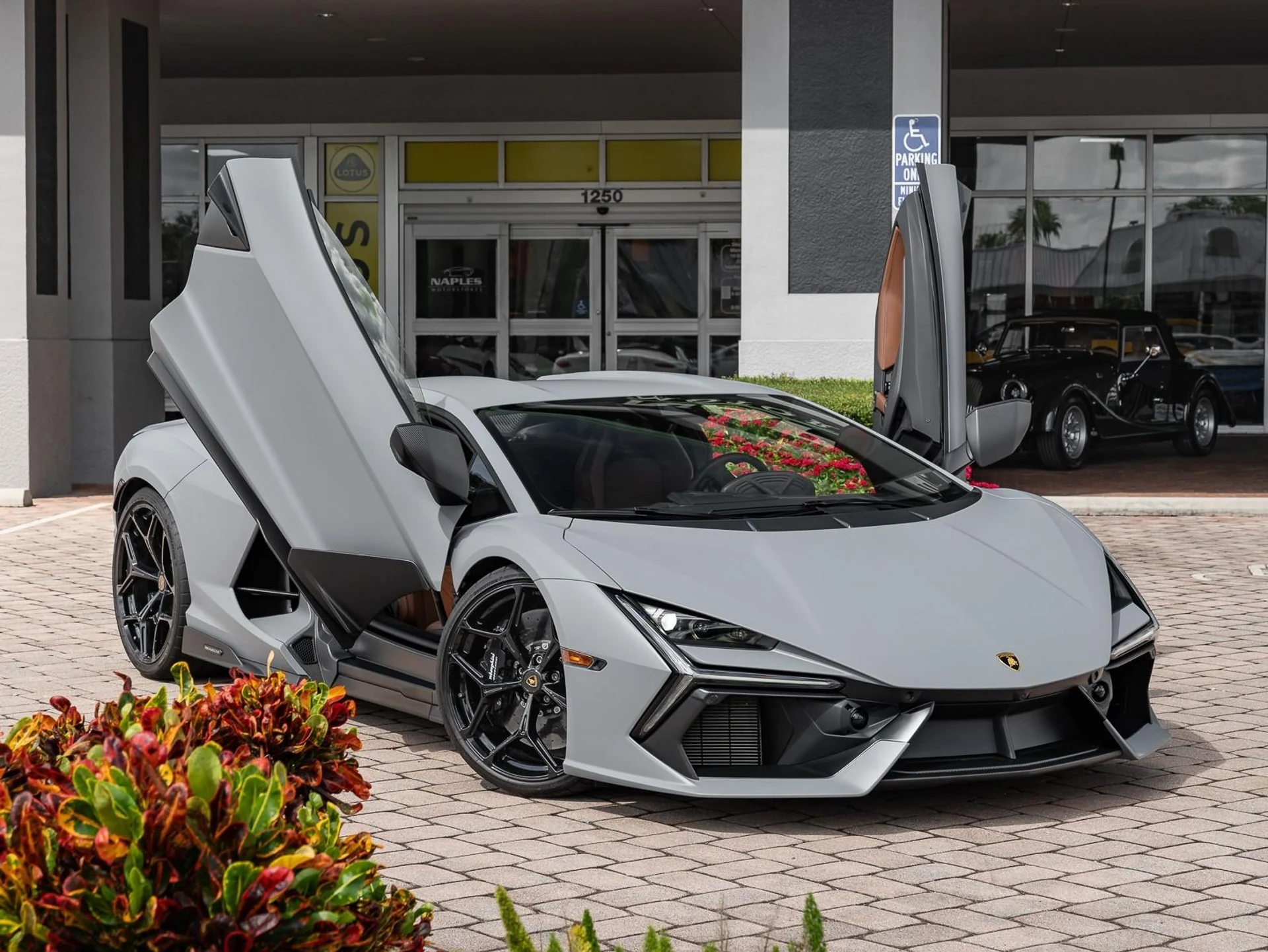 mph011_3996852336_Used_2024_Lamborghini_Revuelto_1758910268_8e9af5107d