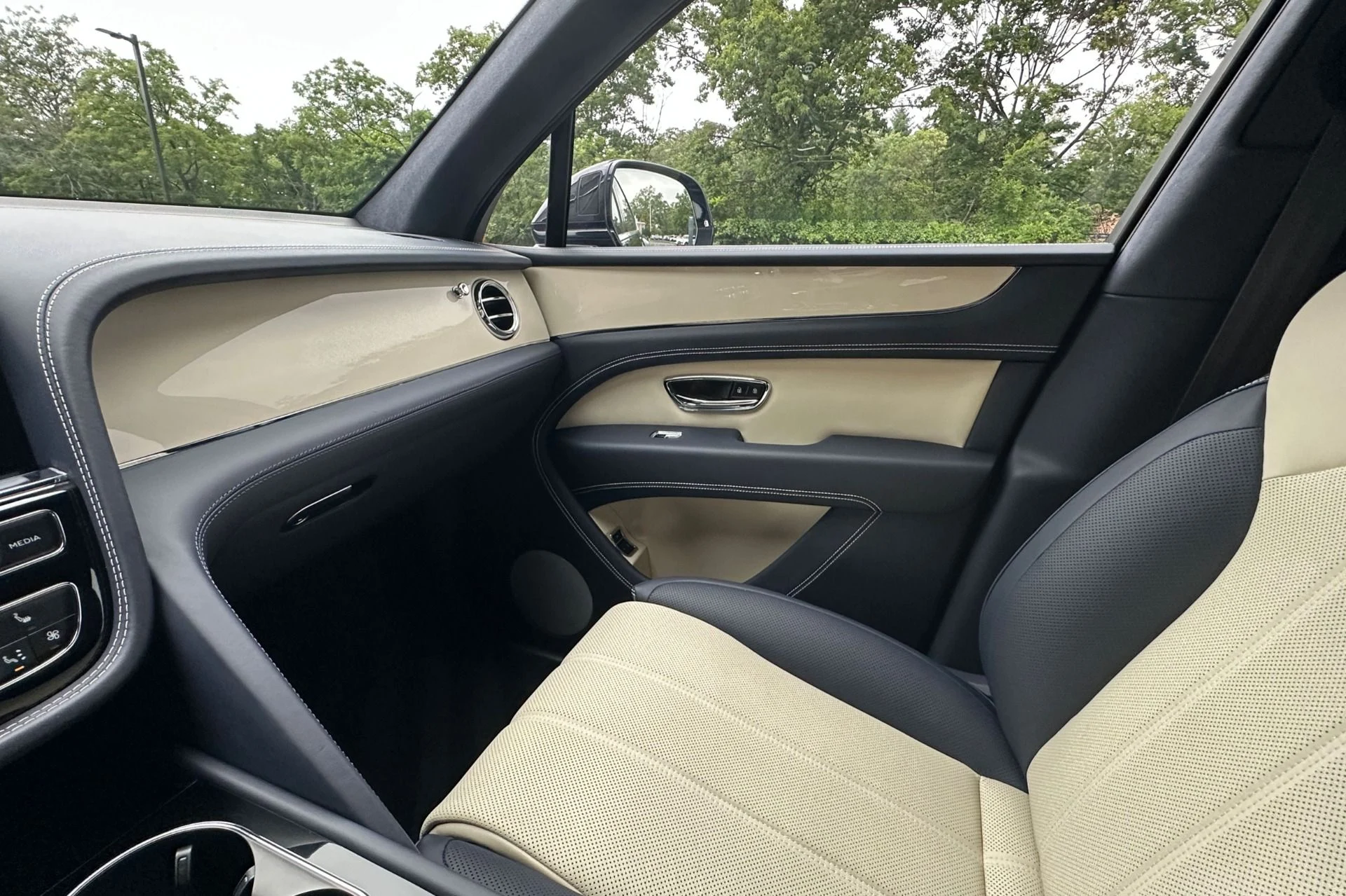 mph011_4016225897_New_2026_Bentley_Bentayga_V8_1784720366_fc35920bc9