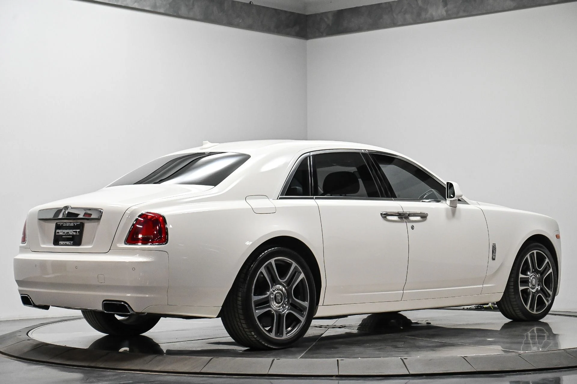 mph011_4022115206_Used_2017_Rolls_Royce_Ghost_1749695060_d319fc600c
