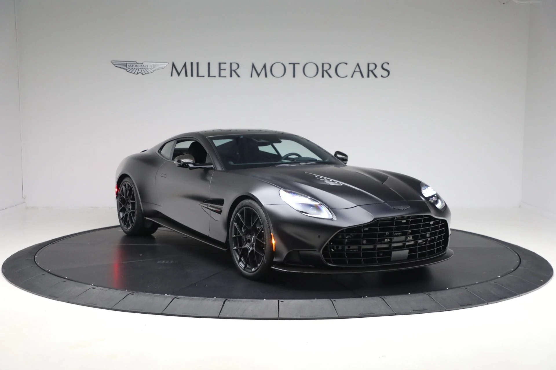 mph011_4029501478_Used_2025_Aston_Martin_Vanquish_d423a45ea4