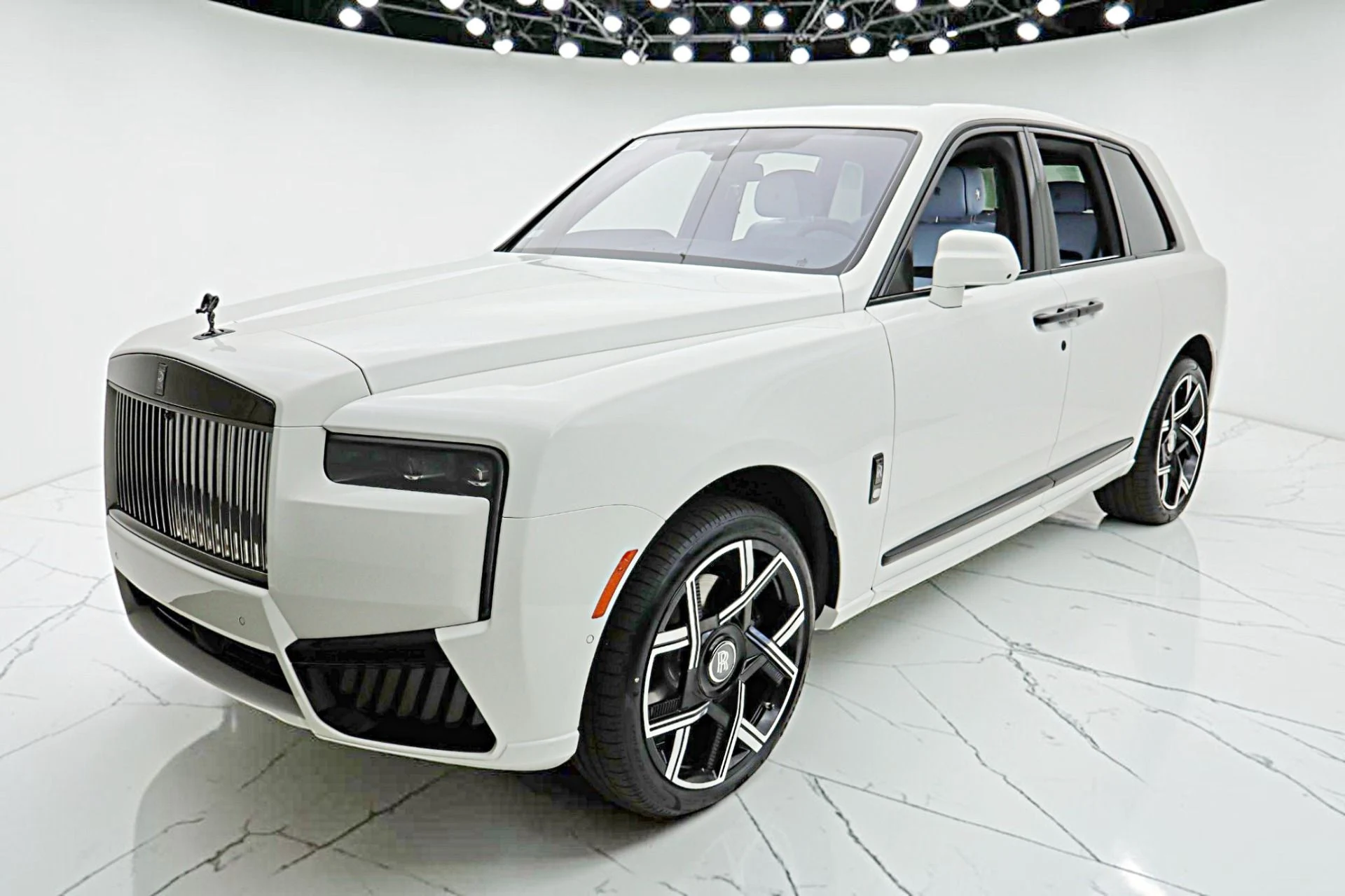 mph011_4041478816_New_2027_Rolls_Royce_Black_Badge_Cullinan_5de05166b3