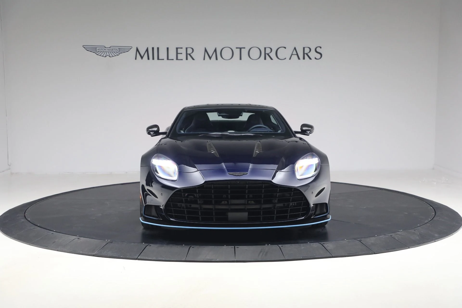 mph011_4051612774_Used_2025_Aston_Martin_Vanquish_1771024271_df6803712e