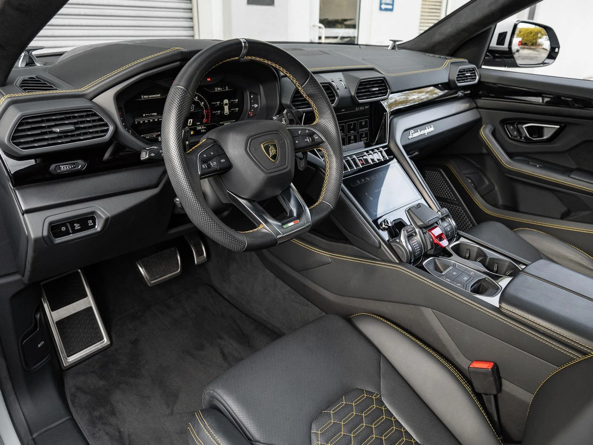 mph011_4086524379_Used_2022_Lamborghini_Urus_AWD_1777086162_5618f74657