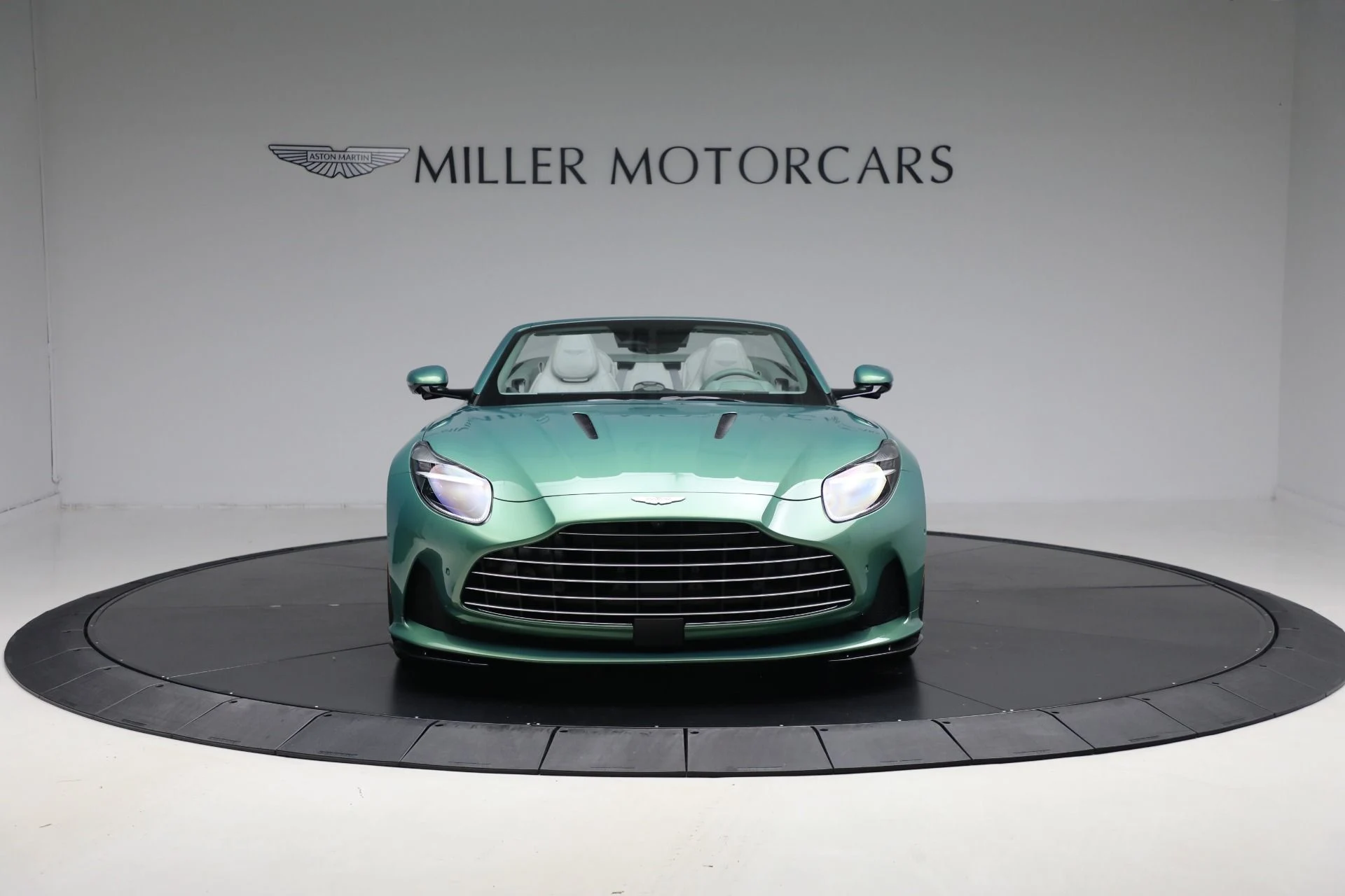 mph011_4087358606_New_2025_Aston_Martin_DB_12_Volante_db3011893b