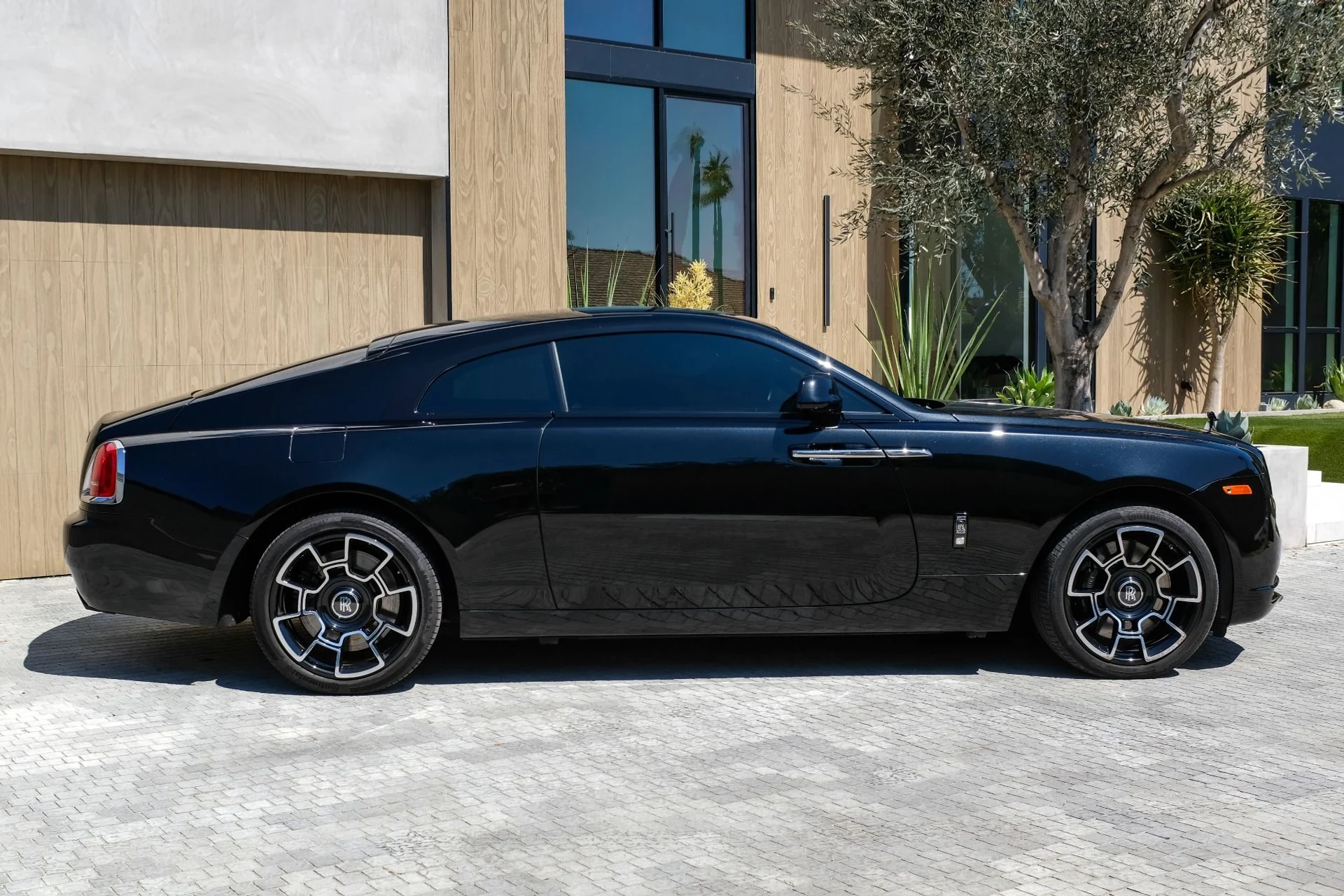 mph011_411714084_Used_2017_Rolls_Royce_Wraith_1753316399_7a9a20b753