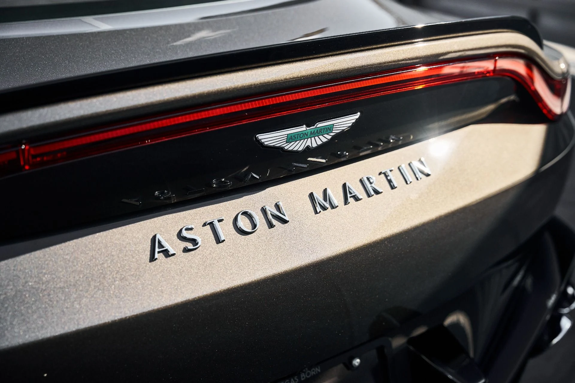 mph011_4127264612_Used_2026_Aston_Martin_Vantage_S_1778102449_8f82000033