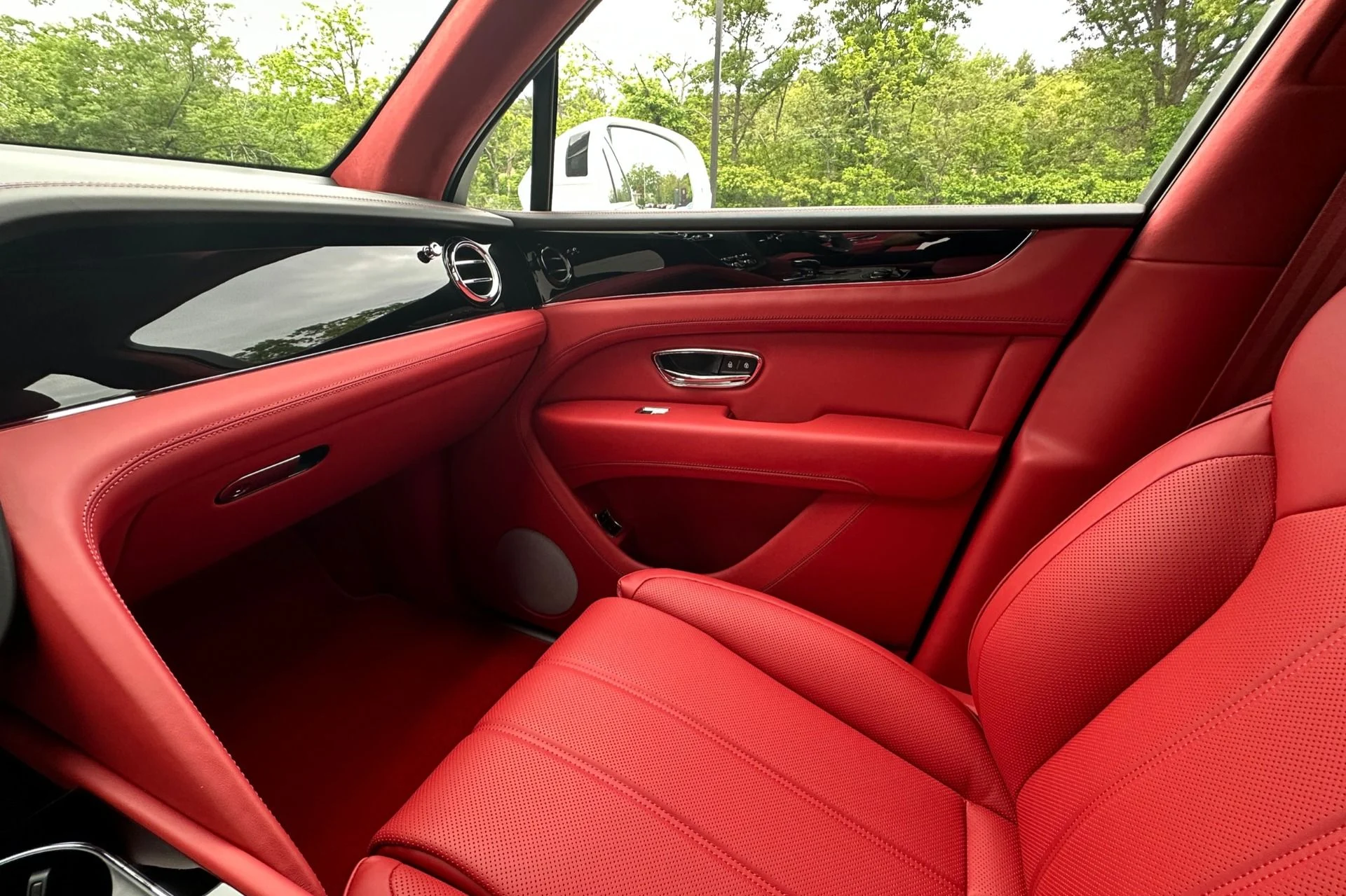 mph011_4135282683_New_2026_Bentley_Bentayga_1779967612_81b29b2eef