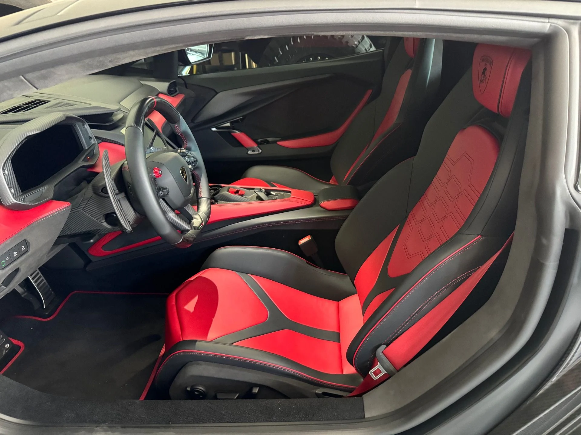 mph011_4136079142_Used_2024_Lamborghini_Revuelto_1760653410_f94672009d