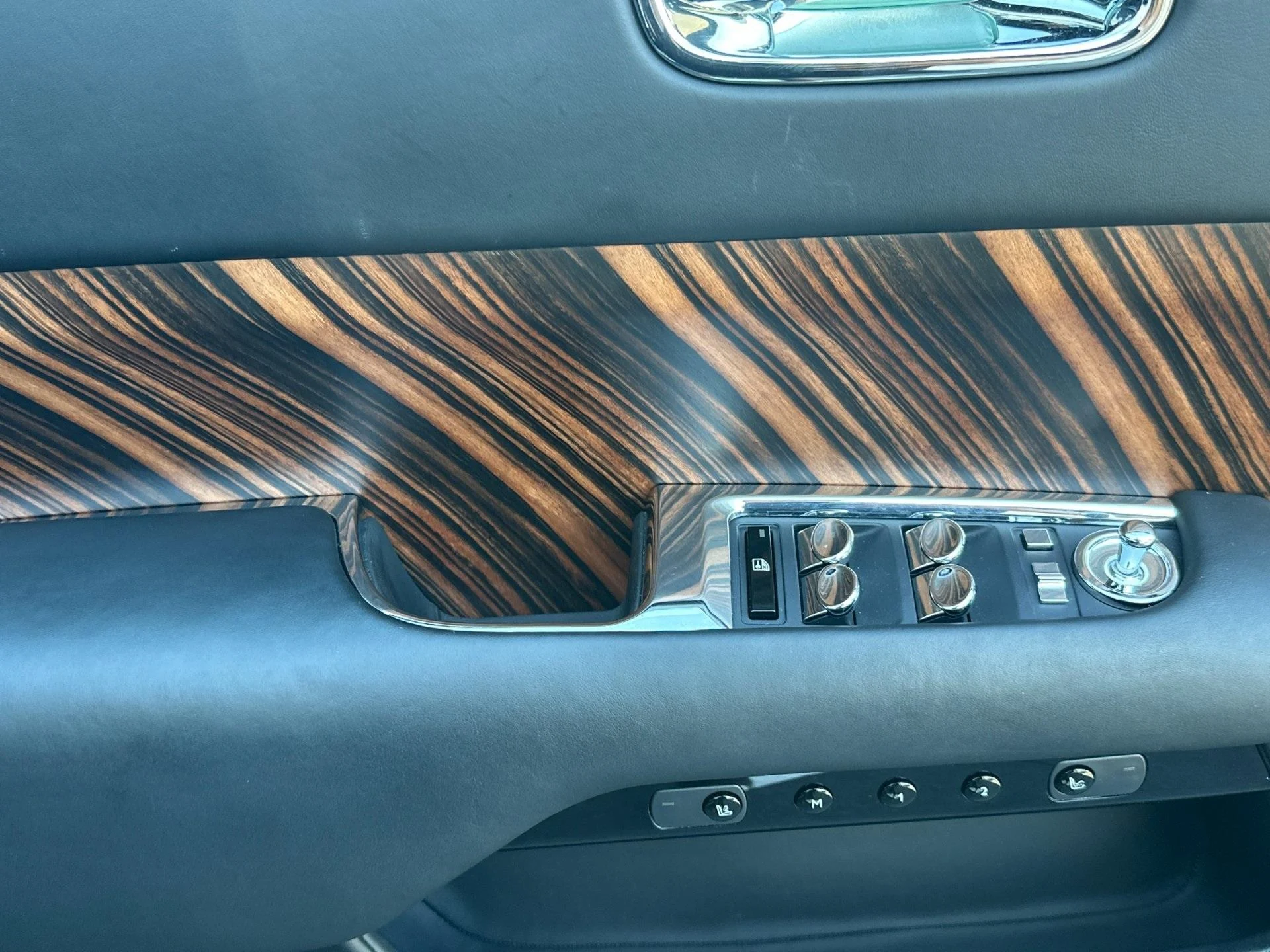 mph011_4150004319_Used_2016_Rolls_Royce_Wraith_1760001147_65f3bc74ab