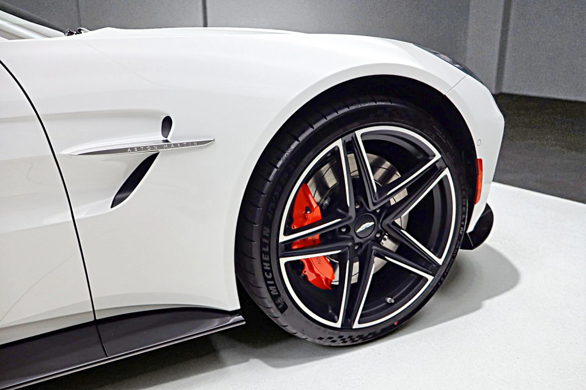 mph011_4151952763_New_2026_Aston_Martin_Vantage_Roadster_8ef9c73197