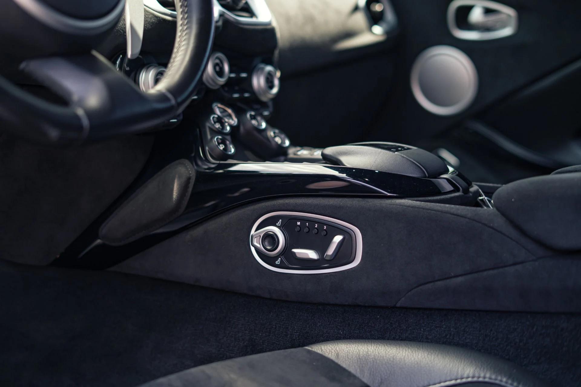 mph011_4174698890_Used_2019_Aston_Martin_Vantage_1783985517_e141318b8e