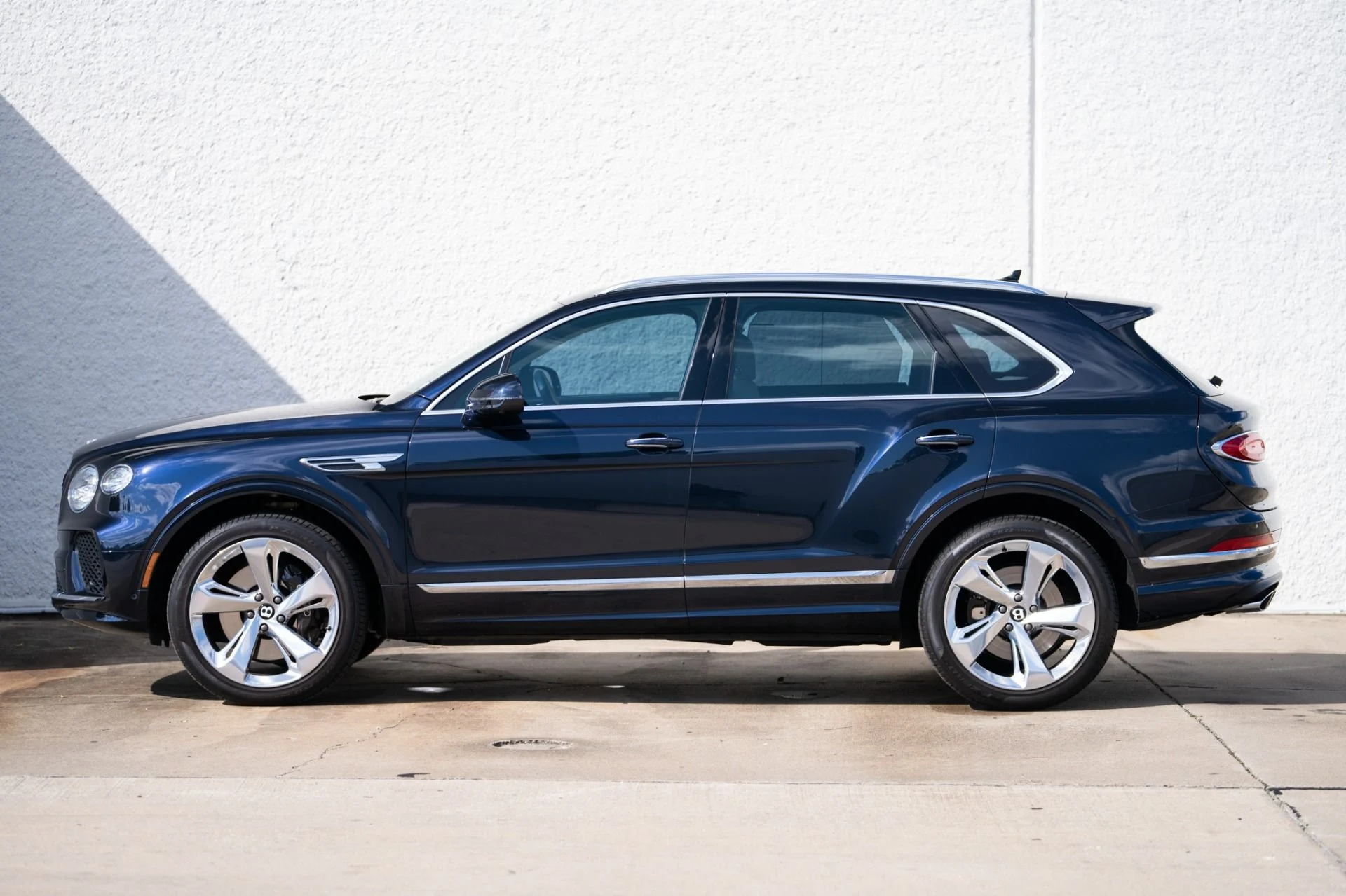mph011_4218403381_Used_2024_Bentley_Bentayga_V8_1761672293_5ad2729013