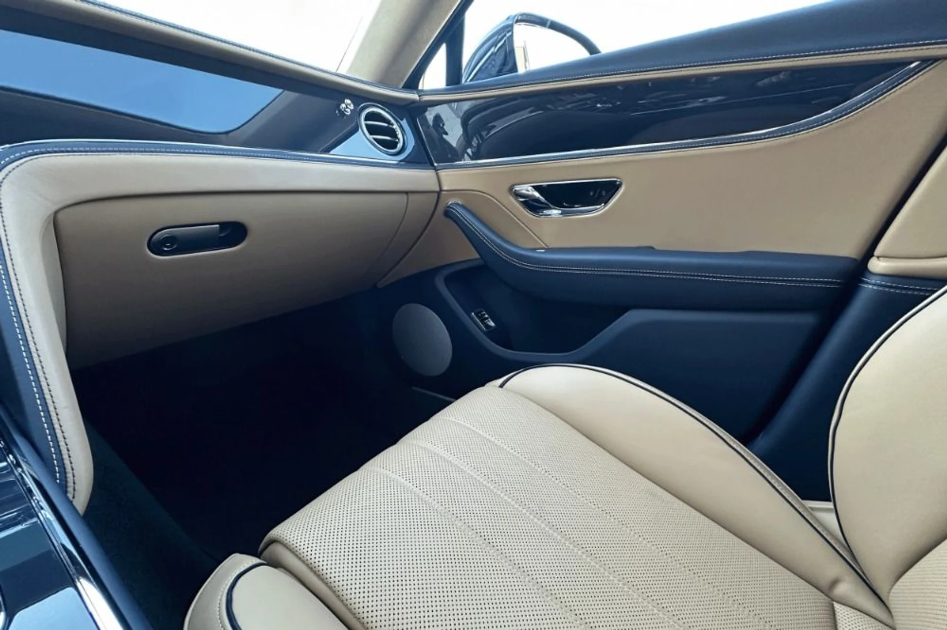 mph011_4220253477_New_2026_Bentley_Flying_Spur_1770289044_ed2057871c